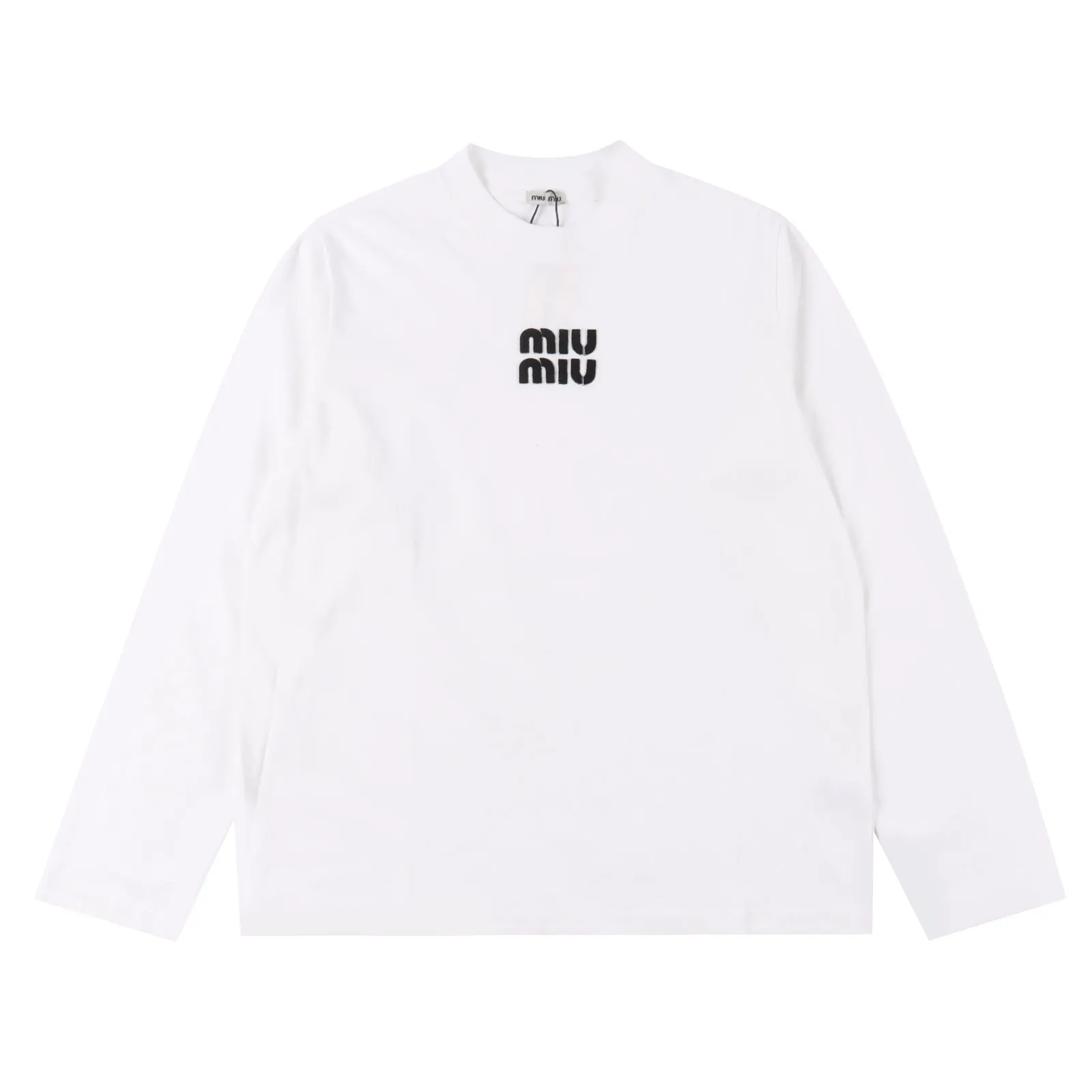 Miu Miu 繆繆 24FW 字母貼佈繡長袖T卹                 此款面料顏色非常特殊，定染一個月，而且胸口面料並非為短袖面料，而是miu官方的一款褲子麵料， 市場貨全部做錯，（褲子原版我們也購入），兩種面料必須同一時間同缸染色，整件衣服才能如此協調，字母旁邊一定要有毛邊（可去專櫃驗證）成衣輕微洗水，微微磨毛的感覺非常高級                 尺碼：S-XL                編碼；RIY083081