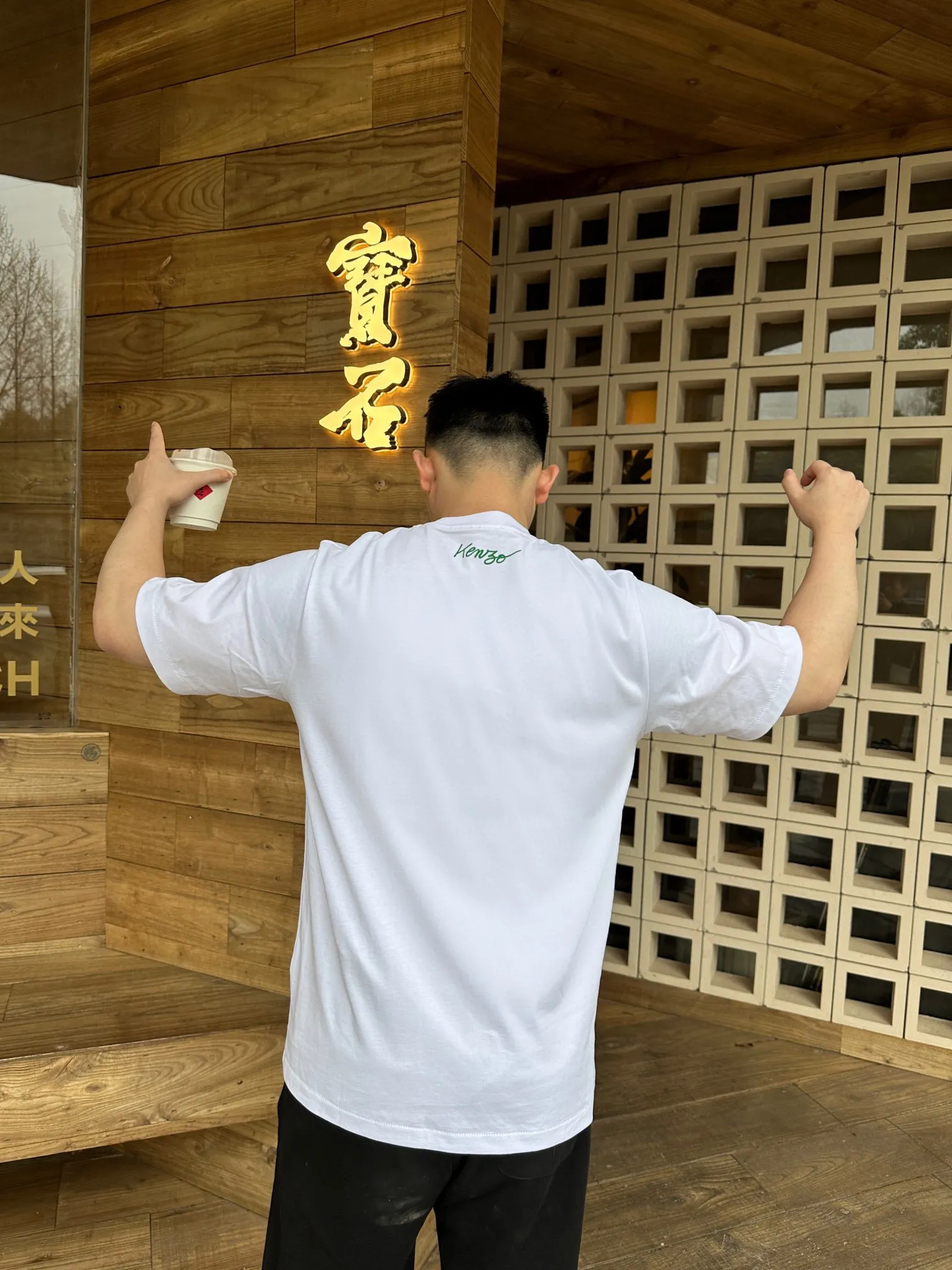 KENZO/高田賢三 海棠花胸口印花圓領T卹 全新春夏膠囊限量系列,取自自然,傾心於花,設計師NIGO從2月綻放的Boke (日本海棠花) 中汲取靈感,將純白色的連帽衛衣作為底稿,前後呼應的海棠花朵結合重塑的 KENZO Logo ,胸口小圖案,後背大圖案,以白色為主調的原因,則是適逢品牌新篇章,NIGO 寓意對前景充滿的無限可能,素淨的衛衣中開出了視覺美學和創意哲學。