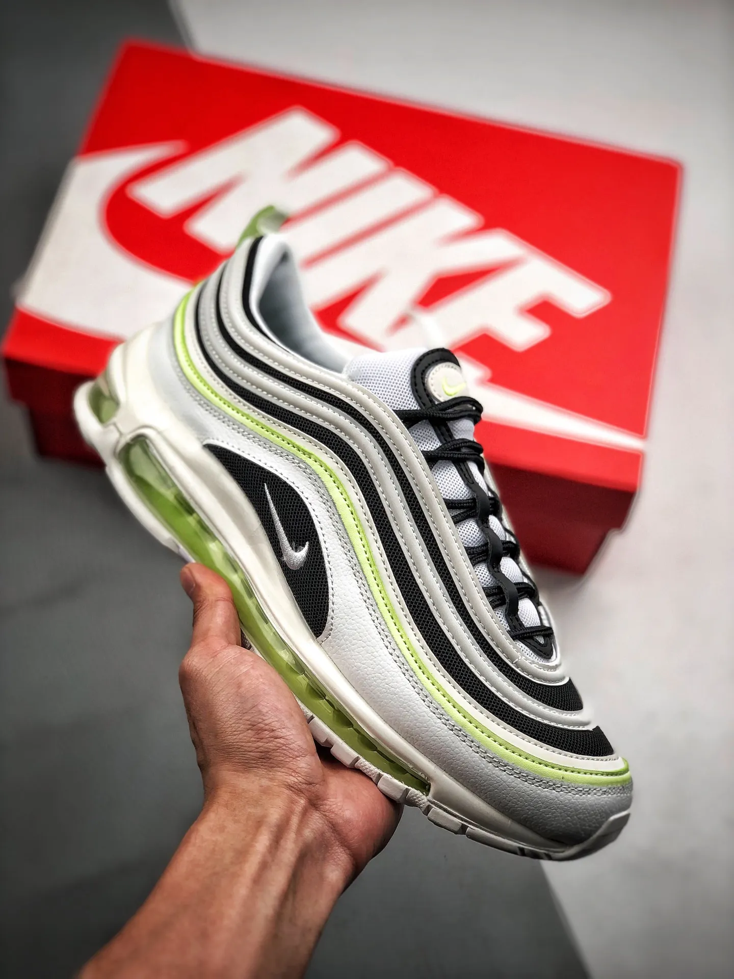 Air Max 97 Moss Green 白綠3M 正‮版確‬型、細節 走線、簡‮搭約‬配巧妙‮運的‬用了 Air Max 97 的鞋面‮紋條‬設計。