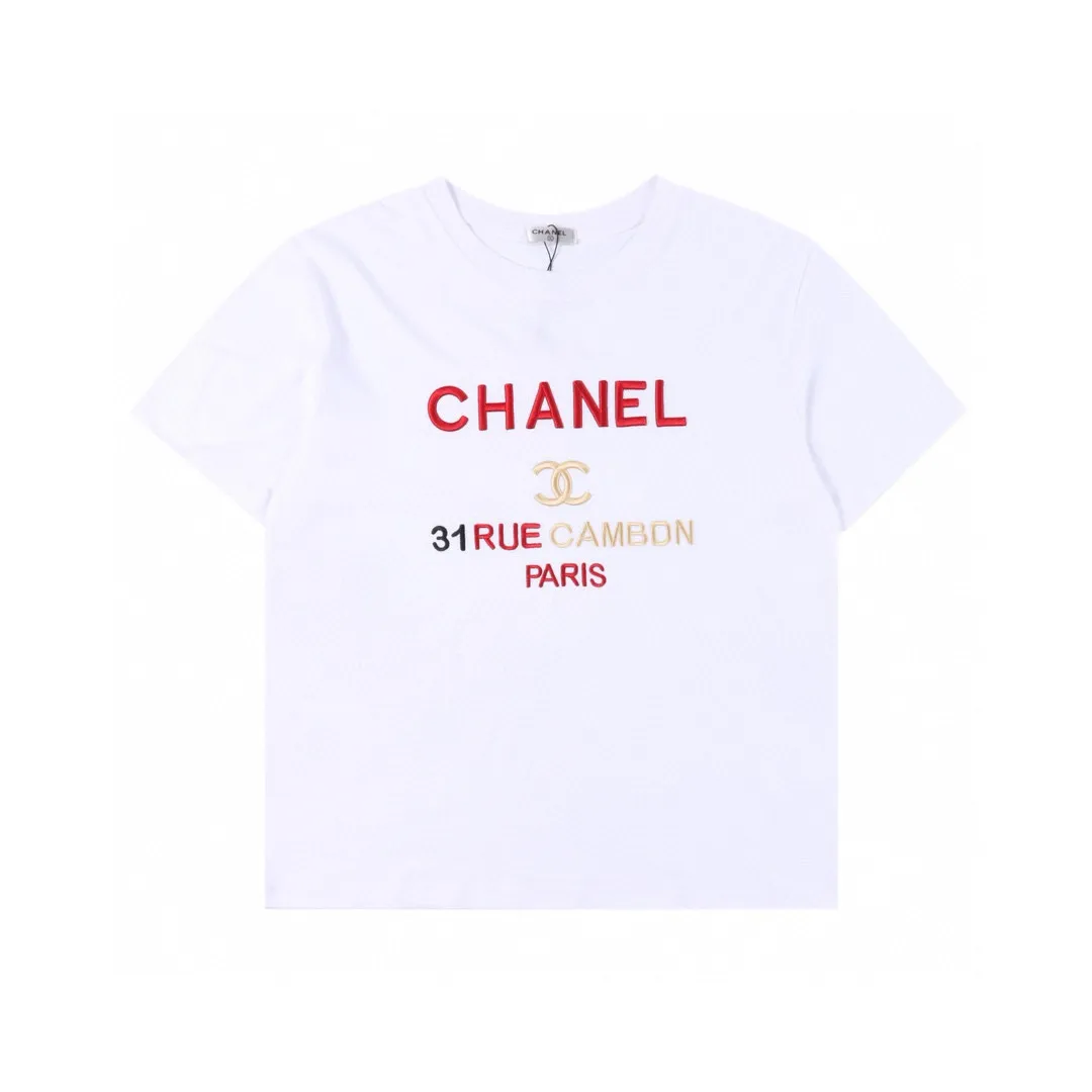 CHANEL /香奈兒 小香紅色字母刺繡標語短袖T卹 夏季經典雙C小香TEE,高能實穿款 醒目標語刺繡,撞色對比突顯出高級質感 針織棉面料,針織微密型器械製作保證了產品的裁剪造型和特色 輕薄透氣,手感細膩柔軟,垂感十足軟糯相宜 胸前彩色繡標打造全新特色細節,經典雙C標識來自品牌的全新設計理念 圓潤飽滿彰顯時尚奢華氣息,凹凸感十足 演繹經典奢華的造型魅力,成就破繭而出的新概念!