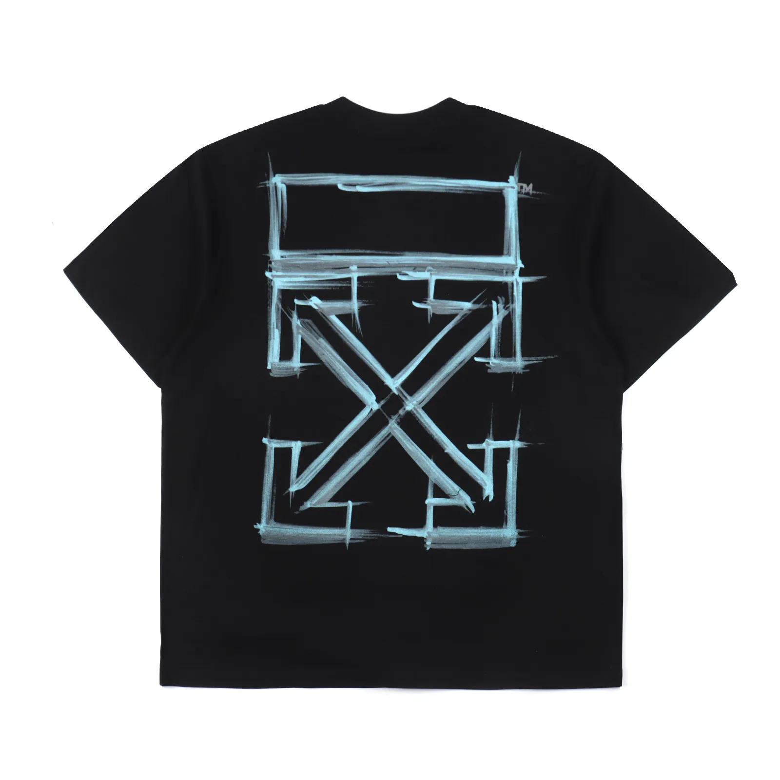 OFF WHITE C/O VIRGIL 22SS 藍色素描線條箭頭印花短袖 所有面料以及螺紋均為訂織定染 所有面料顏色均經過色卡比對定染面料 無任何色差 採用220G克重 100棉汗布 汗布:一種薄型針織物(就是平常全面短袖的面料) 因其吸濕性強在經編貨緯編針織機上用 平針、集圈、螺紋、提花等組織織編結成單面或者雙面織物前片3套版 後背12套網版 160網目面料220克重 修改了半個月共計20版 印花採用日資MIMAKI印花機作業 不起邊無毛邊 噴繪燙畫熱壓冷撕 透布紋防刮擦熨燙作業 印花不起霧 磁帶印花重合顏色深淺均有差別 洗標也是按照原版的字體找公司訂做輔料部分依舊採用OFFWHITE 21S/S全線正確輔料 長方形梭織領標設計 把之前的立體矽膠手感字體取消改為全梭織領標領標部分可以看到熒光色字體 五聯矽膠吊牌 三聯水洗標以及斑馬線包裝線依舊 SIZE:XS S M L 編碼:CAL011761
