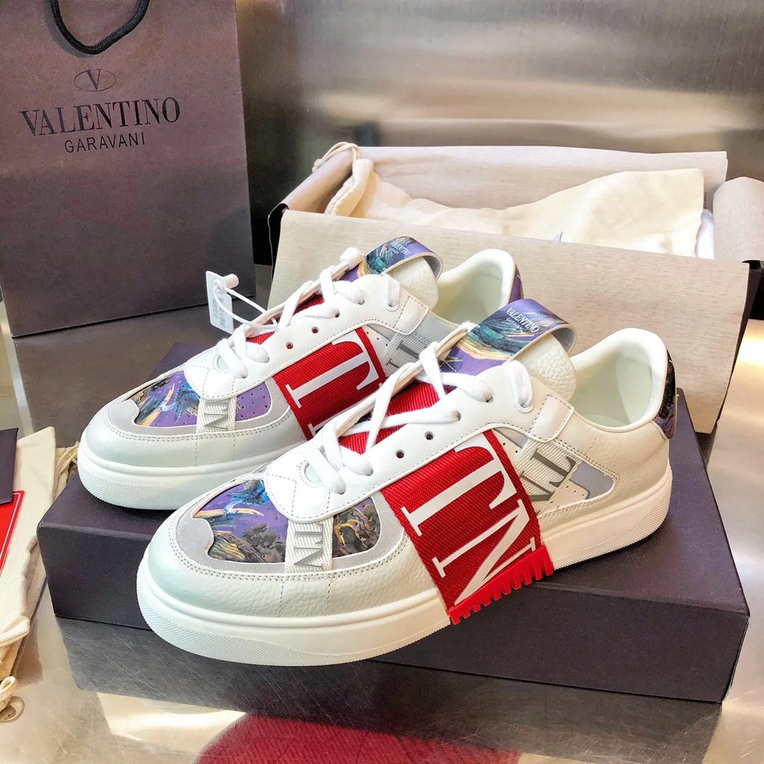 【頂級復刻代購版本】華倫天奴VALENTINO情侶款 2020ss官網最新色推出 3D打印V字大logo 彩色印花系列休閒小白鞋～1:1頂級原版復刻 鞋面：頭層小牛皮3D彩印（重工拼接工藝）內裡：牛皮（套包原版工藝）標準碼數：女碼35-39/男碼38-44