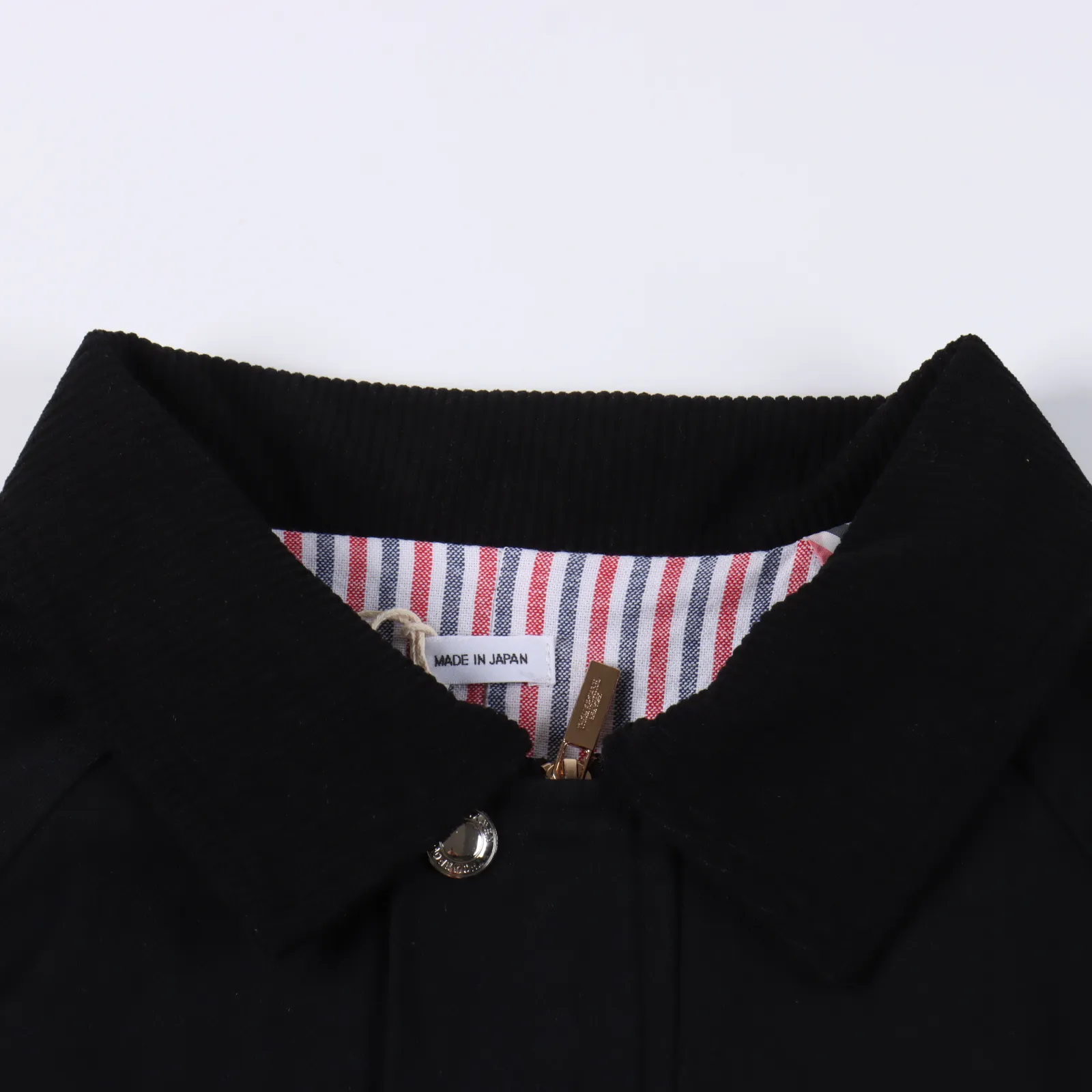 Thom Browne  多口袋拼燈芯絨夾克外套                 黑色水洗牛仔布面料 黑色燈芯絨撞色裝飾 訂製拉鍊五金，拉鍊開合 摁扣前襟 襯衫領 四個摁扣翻蓋口袋 後領紅白藍羅鍛織帶裝飾 大貨是整件衣服經過高溫洗水過後才出的不用擔心縮水問題                Size:1-4                編碼：SKK102273