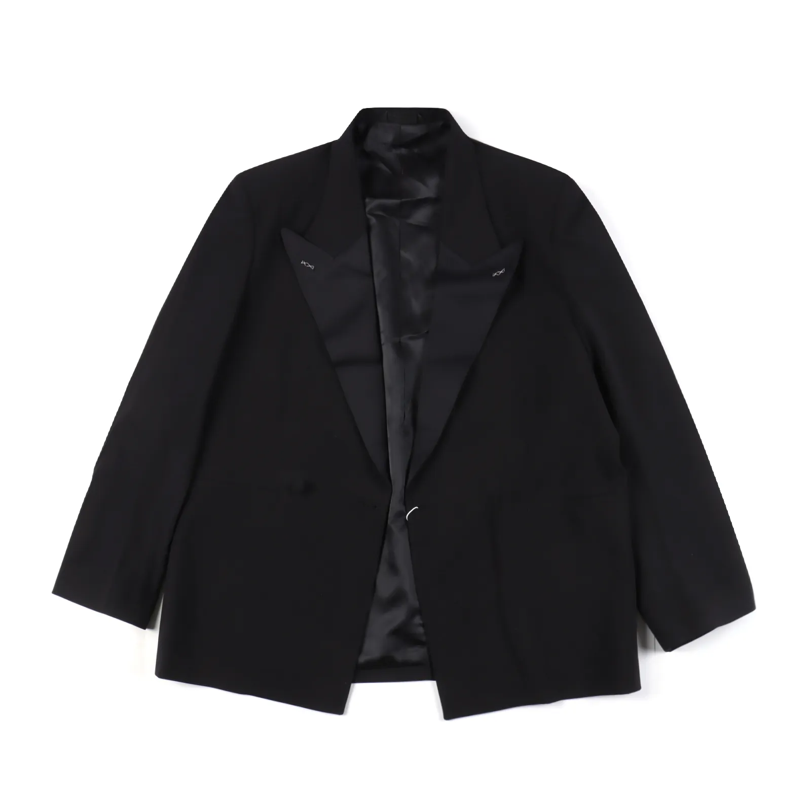 Givenchy紀梵希GVC 23FW 緞面西裝                定制羊毛西裝料，定制醋酸段面面料，內裡4GLogo里布，貼身舒適柔軟，搭配簡潔大方的設計，胸前內夾頂級麻襯胸棉更為立體 ，做工繁瑣，尖領多處皆純手工縫製，做工繁瑣，耗時耗力，慢工出細活，採用進口模板機開袋，定位開袋，位置更為精準，工整整潔，定製字母牛角扣，防塵袋，寬鬆版型                Size：48 50 52                編碼：FNC112224