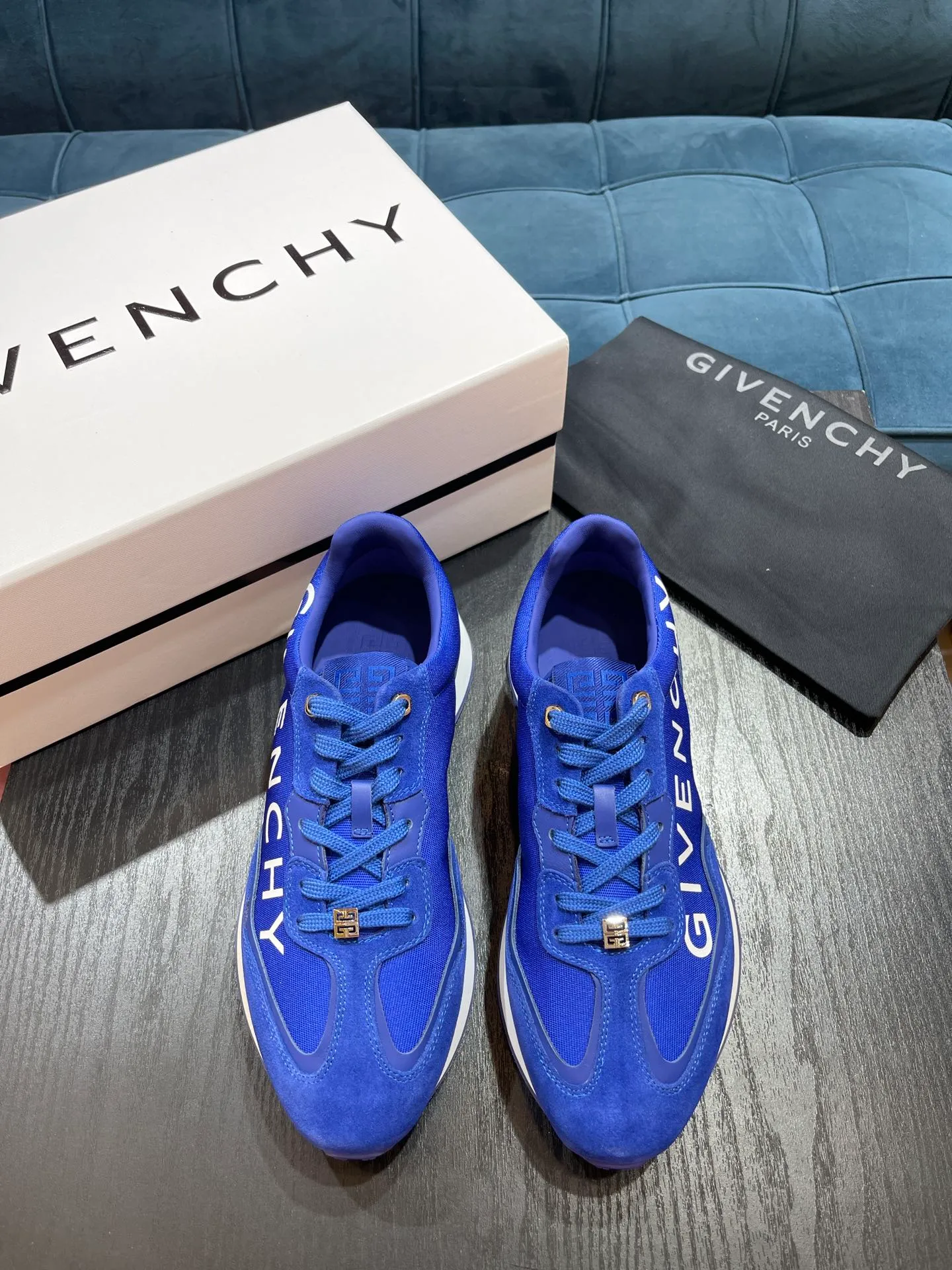 頂級版本Givench* Runner系列 絨面牛皮革錦綸運動鞋，側面飾以白色GIVENCHY LOGO印花 GIV Runner系列 復古設計 側面金屬孔鞋舌點綴4G LOGO刺繡 舒適厚底鞋跟壓印GIVENCHY LOGO鞋底下方滿飾4G LOGO Size：39-44（38.45定做）