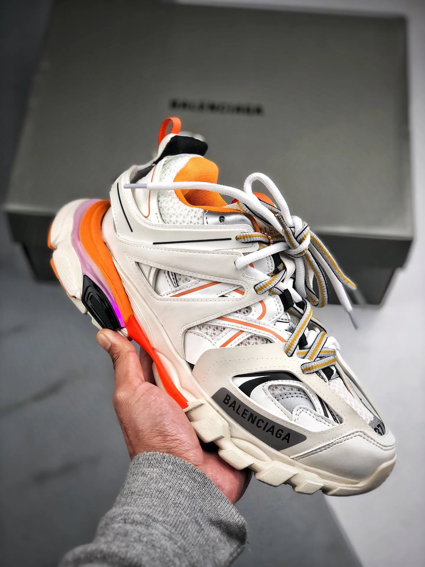 Balenciaga Track Trainer #霓虹變色燈光 巴黎世家 增加了配有 LED 燈的全新設計 在延續 Track Trainer 戶外輪廓和復雜鞋面結構的同時，新版本在後跟位置增加了可充電 LED 燈帶的部分，只需單擊「Track」鍵即可點亮，並設有紅、黃、藍、綠、紫等 11 種不同的燈光模式，已在官網上架並迅速 售罄 Size：35/45 （運費超重）