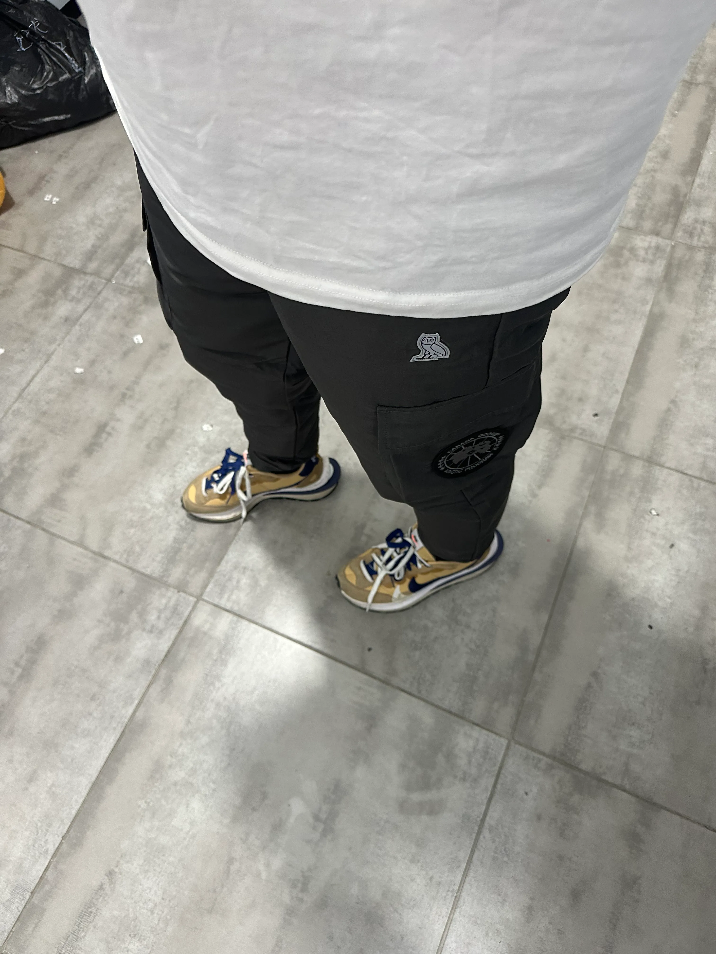 Canada Goose 貓頭鷹加拿大鵝聯名羽絨褲                 此款羽絨褲不分年齡階段都能駕馭穿起來不臃腫做工精細麵料柔軟順滑細膩限量出貨，先到先得 一款性價比超高的羽絨褲 頂級的白鵝絨填充 堪稱防寒神器 簡單的一件打底就足以抵禦嚴寒 更加蓬鬆保暖 最後經過120度高溫水洗工藝漂洗 以達到去味、殺菌 蓬鬆的效果 專注於先進科技和時尚設計 全天候戶外與休閒相結合 羽絨褲大身選用的是公司醉新研發的科技型面料  整條手感大家拿到手感受下質感 你就知道 這樣的東西不僅僅是好看而已 禦寒效果 功能性 實用性上更是讓你愛不釋手 全方位保暖                SIZE:S-XXL                編碼：SKK112762
