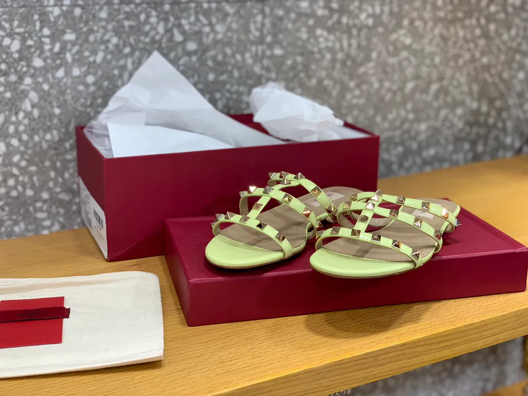 🎊😜VT經典涼拖,東莞大廠出,夏天休閒度假的你,必須不可少,上腳超百搭,採用進口小牛皮,牛漆皮,羊皮墊腳,意大利真皮底,意大利進口機器做工,細節完美PK專櫃 🐎34-40