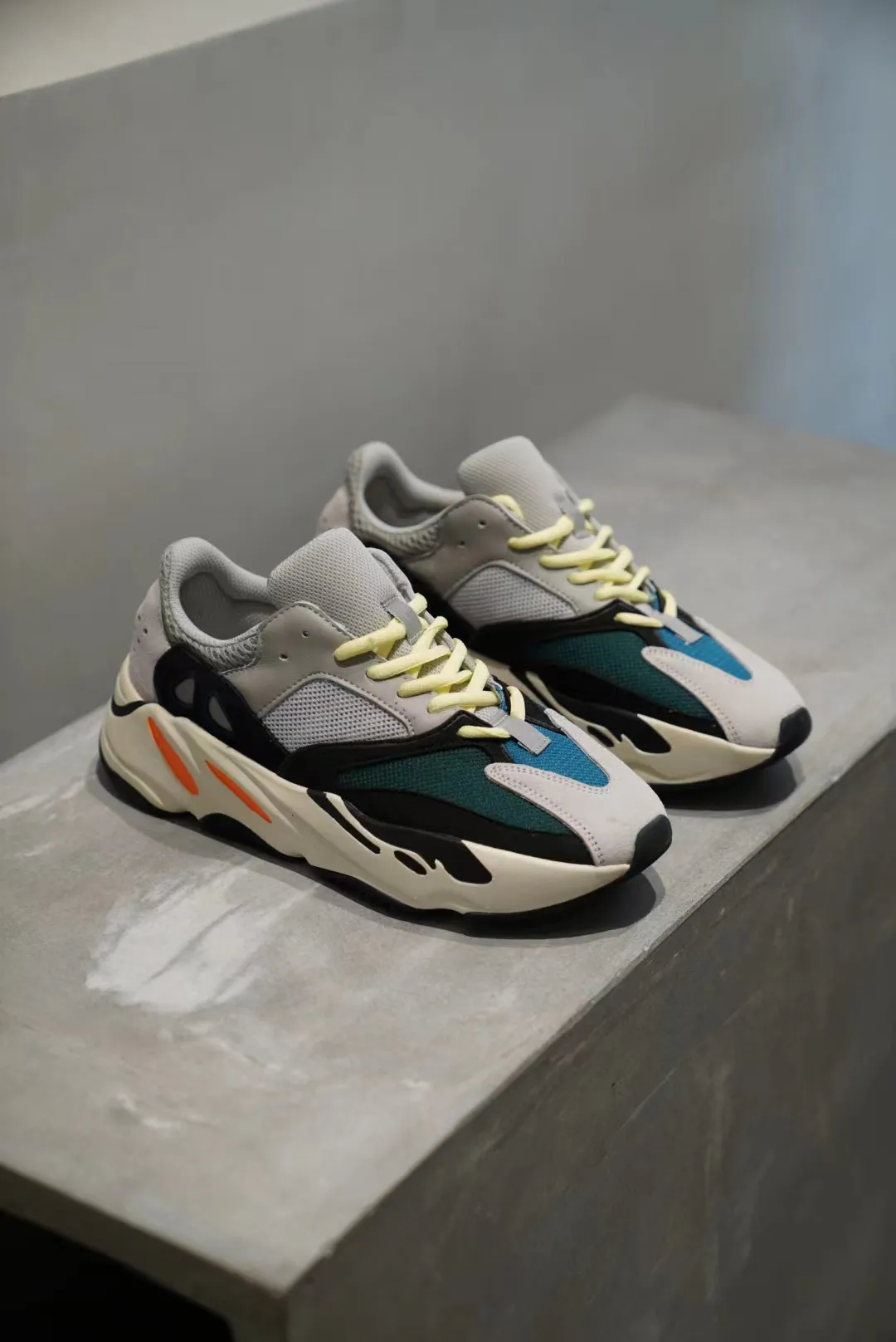 🔥YEEZY Boost 700 Wave Runner反光🔥 經典延續,作為YEEZY最好穿的系列之一,相較於350,雖沒有那麼強烈的“踩💩”感,但勝在支撐性更好,也同樣兼具輕量化和非常好的腳感,大面積反毛皮鞋面,也更適宜秋冬季穿著❗️⚠️尺碼:36、36.5、37、38、38.5、39、40、40.5、41、42、42.5、43、44、44.5、45 、46