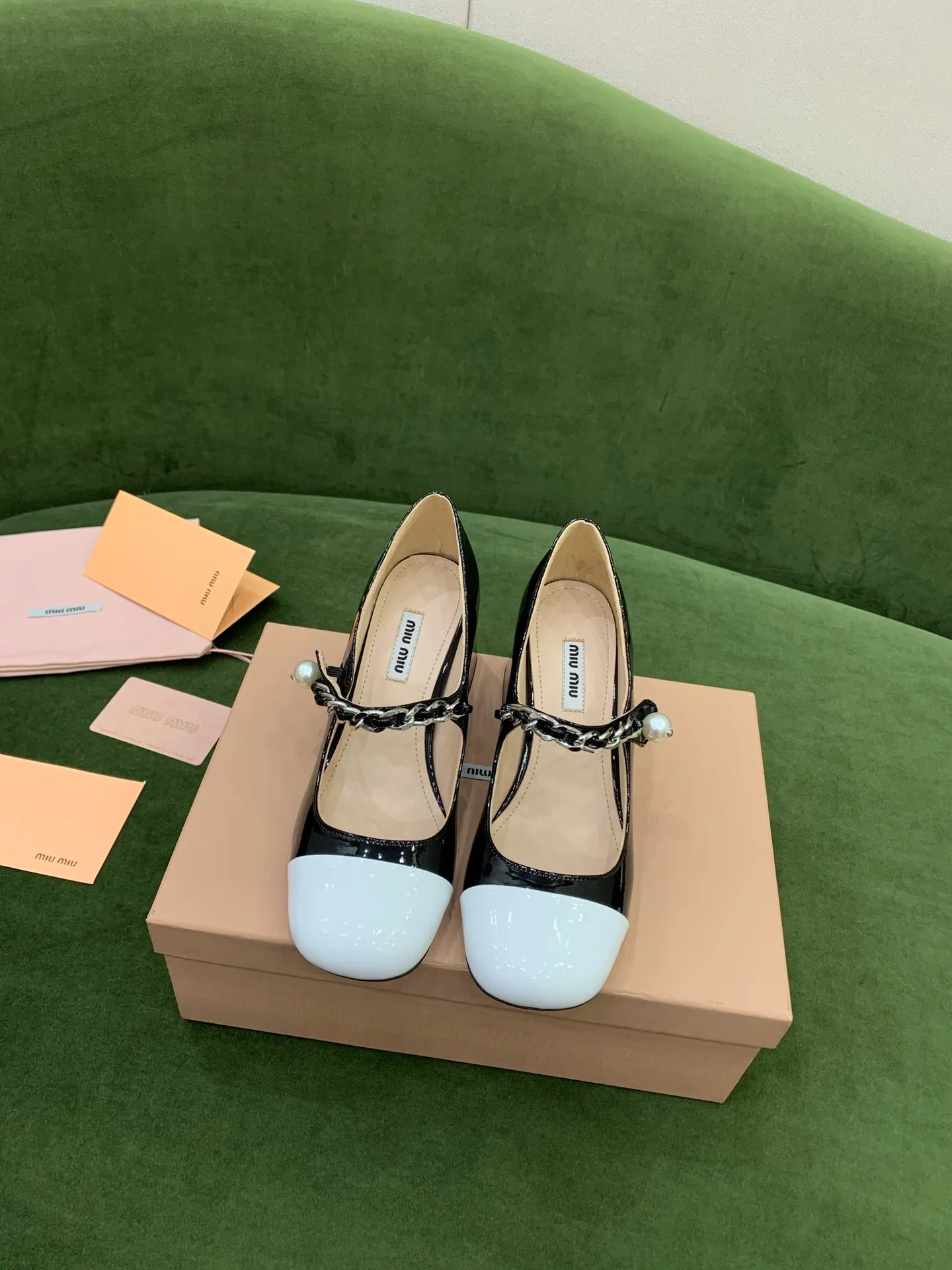 👠 miumi*新款瑪麗珍系列⚡️ ️鞋面：拼色牛漆皮⚡️ ️內裡：羊皮⚡️ ️大底：意大利真皮大底⚡️ 跟高：7cm ⚡️ ️碼數：35-39（40定做）