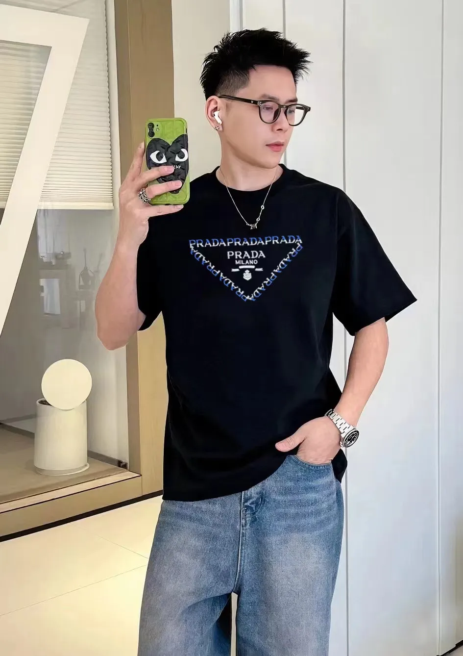PRADA/普拉達24ss新款三角標拼色字母短袖T卹 採用高質量面料製作而成,無論是日常穿搭還是參加派對,都能展示出您的時尚品味和個性。