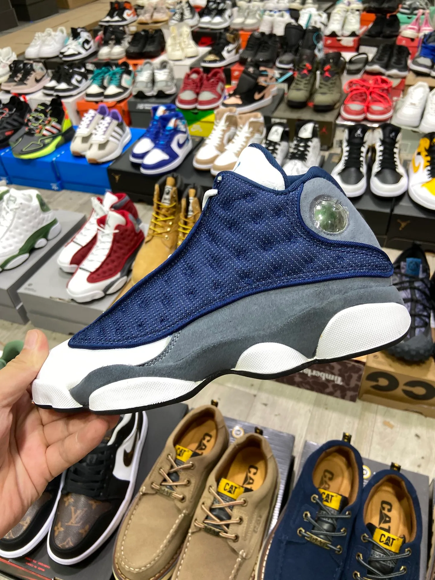 喬丹Air Jordan 13 “Flint”海軍藍 經典的海軍藍、深灰和白色搭配,打破了黑白紅的傳統,在元年配色中顯得格外獨特。
