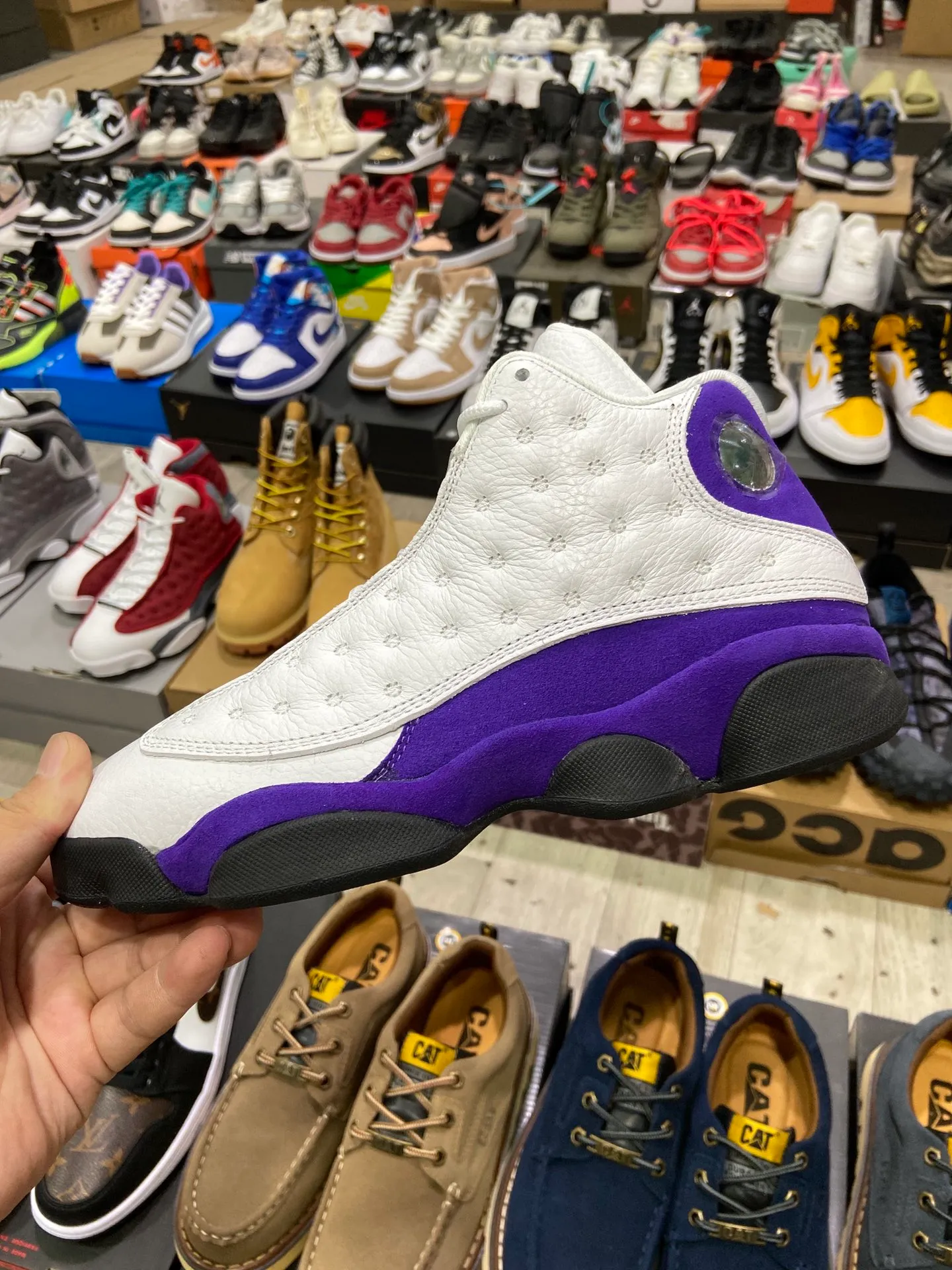 喬丹Air Jordan 13 “Lakers”紫金湖人隊採用了白色皮革構建清爽的視覺主線,鞋身的紫色部分以及鞋底的黃色細節,不僅頗具活力,也營造了熟悉的 Lakers 湖人隊氣息。