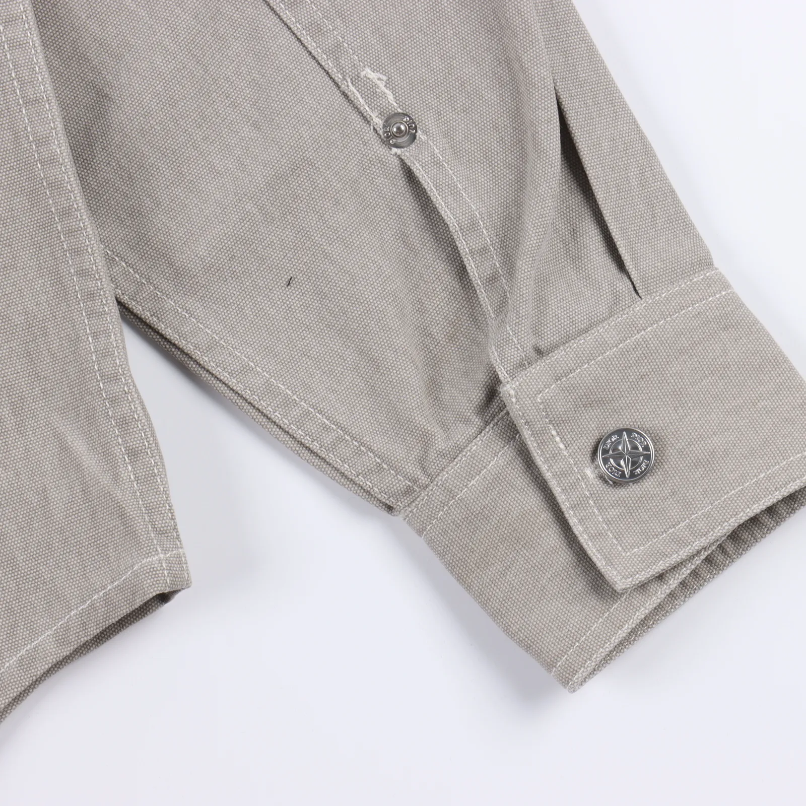 Dior & Stone lsland 迪奧石頭島聯名刺繡牛仔襯衫外套 DIOR AND STONE ISLAND 外套襯衫 這款外套襯衫來自 DIOR AND STONE ISLAND 限定係列,展現了聯名系列的標誌。