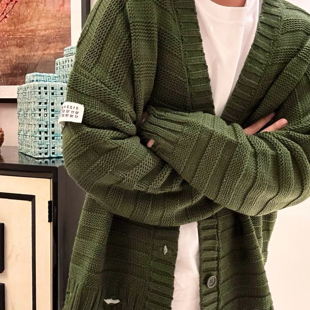 Maison Margiela 馬吉拉 24FW 破壞針織開衫                馬吉拉24FW坑條袖標破壞開衫，男女同款，寬大版型，原版26支混紡澳洲羊毛，舒適軟糯，3針工藝粗磅有形，正反針坑條工藝非常立體，整件衣服克重達到1kg，下擺袖口均由純手工單件挑線流蘇，由於流蘇會跑線的緣故，邊緣還要整體做加固針處理，袖臂平車釘馬吉拉標，單獨開模啞光樹脂扣和全套輔料，此款24fw最新一集中舒適度版型都在第一梯隊，喜歡寬鬆大版型的可以推薦入這一款百搭的秋冬新品                尺碼：S M L                編碼：XLB092143