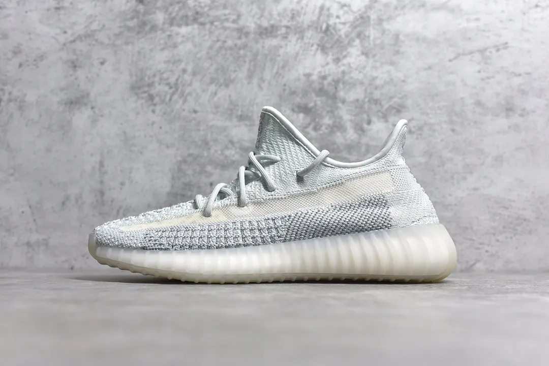#SG獨家純原 Yeezy 350V2 Cloud white 新冰藍/泛藍限定 滿天星反光版本 萬邦原廠鞋面 原廠鞋帶 原廠巴斯夫大底 市面獨家原廠前支撐雙向彈力材料 正確後跟外翻弧度 區別市面一切版本 大機率過驗 尺碼 36 36.5 37 38 38.5 39 40 40.5 41 42 42.5 43 44 44.5 45 46 47 48 偏小半碼