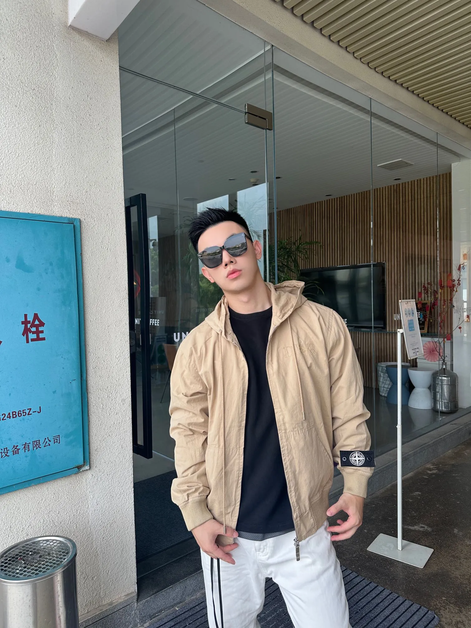 Dior迪奧 & Stone lsland 石頭島聯名 刺繡字母連帽風衣外套 定制定染純棉混紡材質,質感很柔軟,內裡同樣加一層混紡材質的里布,舒適透氣。