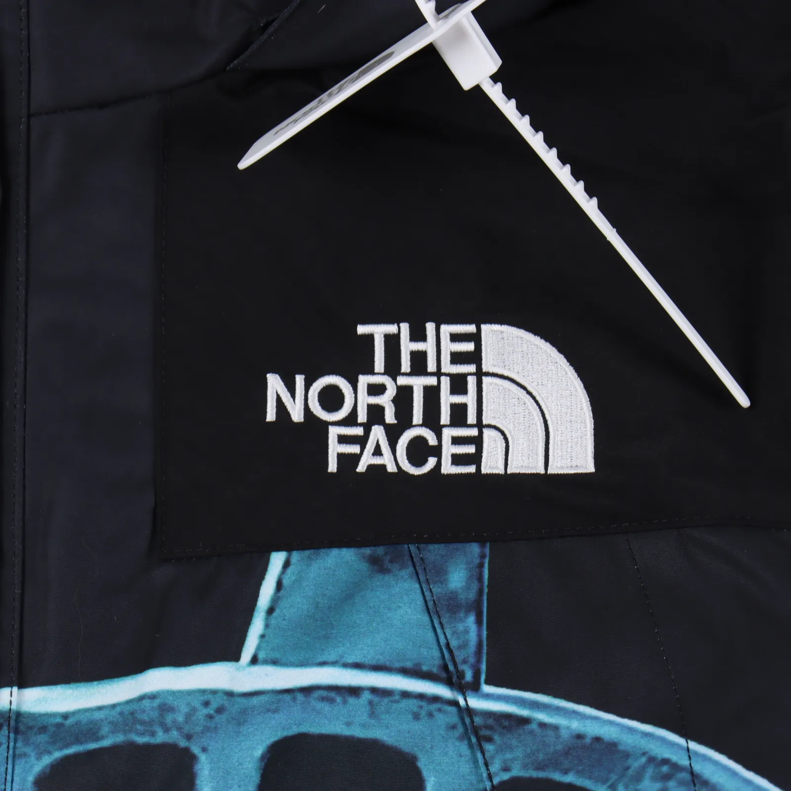 Supreme X The North Face/北面TNF 聯名自由女神衝鋒衣                全新批次，這兩家聯名的款式，無一例外！