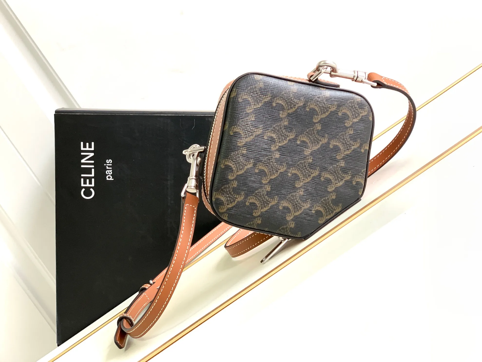 CELIN-E 23s春夏新款 CUBE BOX標誌印花牛皮立體方包“小廢包”系列+1⃣～限量新品上線✔️全新立體包型🆕 “不規則五角包”，小巧精緻，男女皆可～標誌印花，牛皮革包邊，織物面料襯裡，斜挎和肩背，拉鍊開合，1個主隔層，可調節可拆卸皮質肩帶 長 50 CM編號：111682DNK.04LI