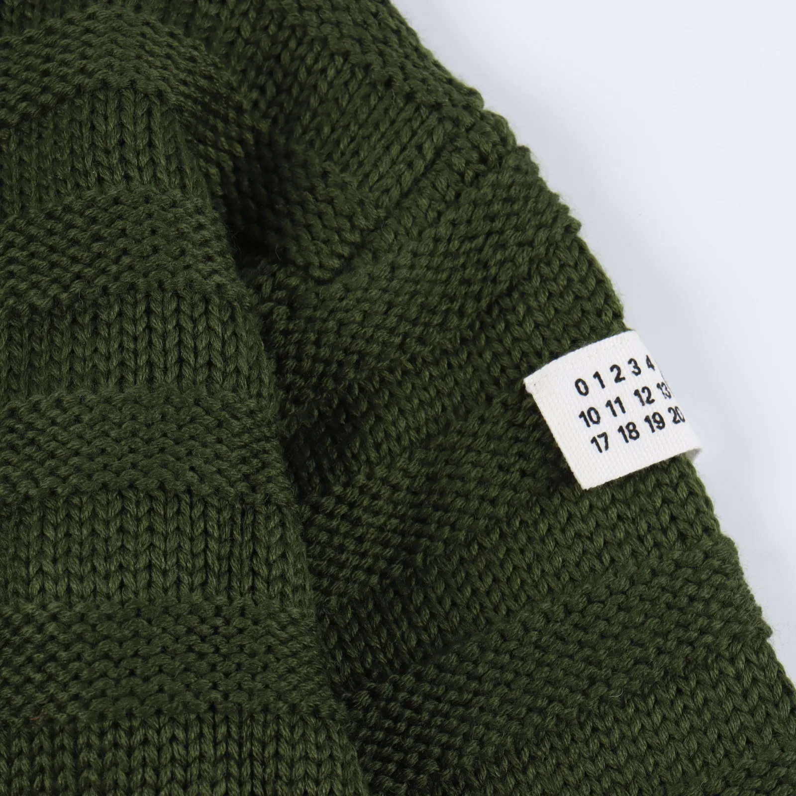 Maison Margiela 馬吉拉 24FW 破壞針織開衫                馬吉拉24FW坑條袖標破壞開衫，男女同款，寬大版型，原版26支混紡澳洲羊毛，舒適軟糯，3針工藝粗磅有形，正反針坑條工藝非常立體，整件衣服克重達到1kg，下擺袖口均由純手工單件挑線流蘇，由於流蘇會跑線的緣故，邊緣還要整體做加固針處理，袖臂平車釘馬吉拉標，單獨開模啞光樹脂扣和全套輔料，此款24fw最新一集中舒適度版型都在第一梯隊，喜歡寬鬆大版型的可以推薦入這一款百搭的秋冬新品                尺碼：S M L                編碼：XLB092143