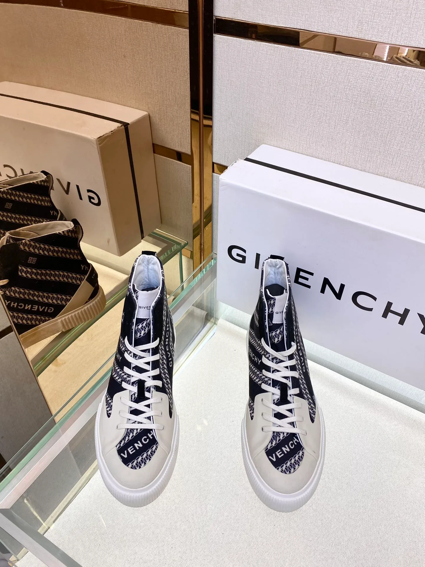 頂級版本Givench*新品板鞋牛皮CITY運動鞋  採用進口牛皮打造，鞋舌金屬銘牌鐫刻GIVENCH* LOGO。