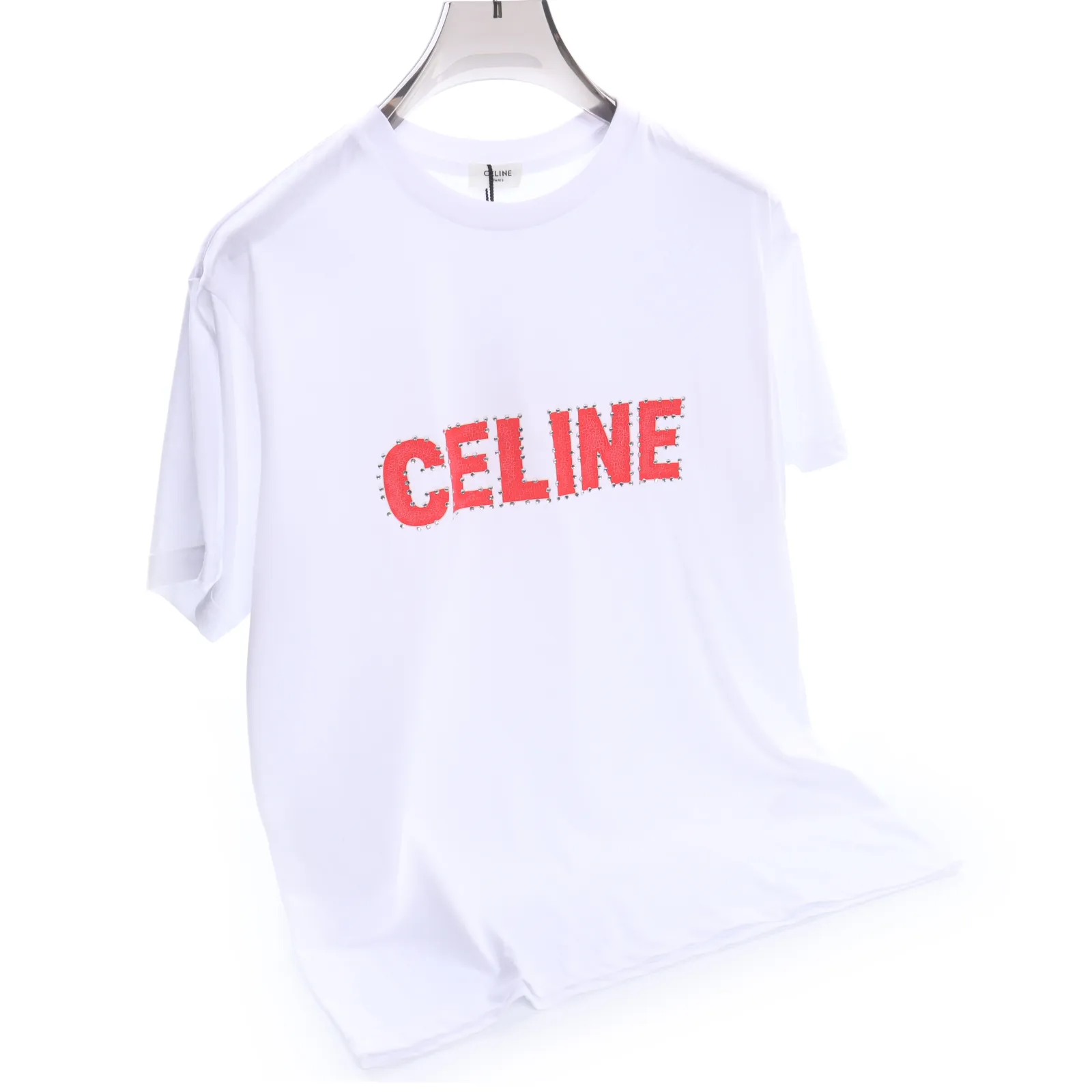 CELINE 賽琳 24SS 燙鑽字母短袖T卹 面料採用170g 50s雙股精梳棉 羅紋1×1同缸定染 印花採用膠漿印花 鏤空五金燙鑽工藝 不可高溫洗滌和用力拉扯 整件衣服成衣雙針走線密集 雙本針領口加固 並採用一英寸13針的工藝 尺碼:S M L 編碼:XLB052951