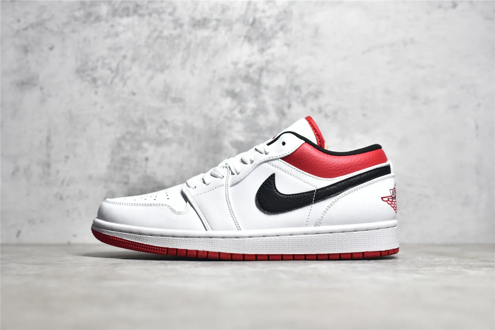 ▪️覓貨權威實拍💯#A新貨🚀#K版 Air Jordan AJ1低幫/中幫 系列 全新流水線出品 獨家版本唯一平替選擇 市場第二梯隊最強版 原楦原紙板開發 全鞋電腦針車 原廠內置全掌氣墊 原盒內在原標 唯一Zp原版鞋帶綁法 免檢產品 全新2022版型 全頭層皮料 完美零毛邊處理 SIZE：36 36.5 37.5 38 38.5 39 40 40.5 41 41 42.5 43 44 44.5 45