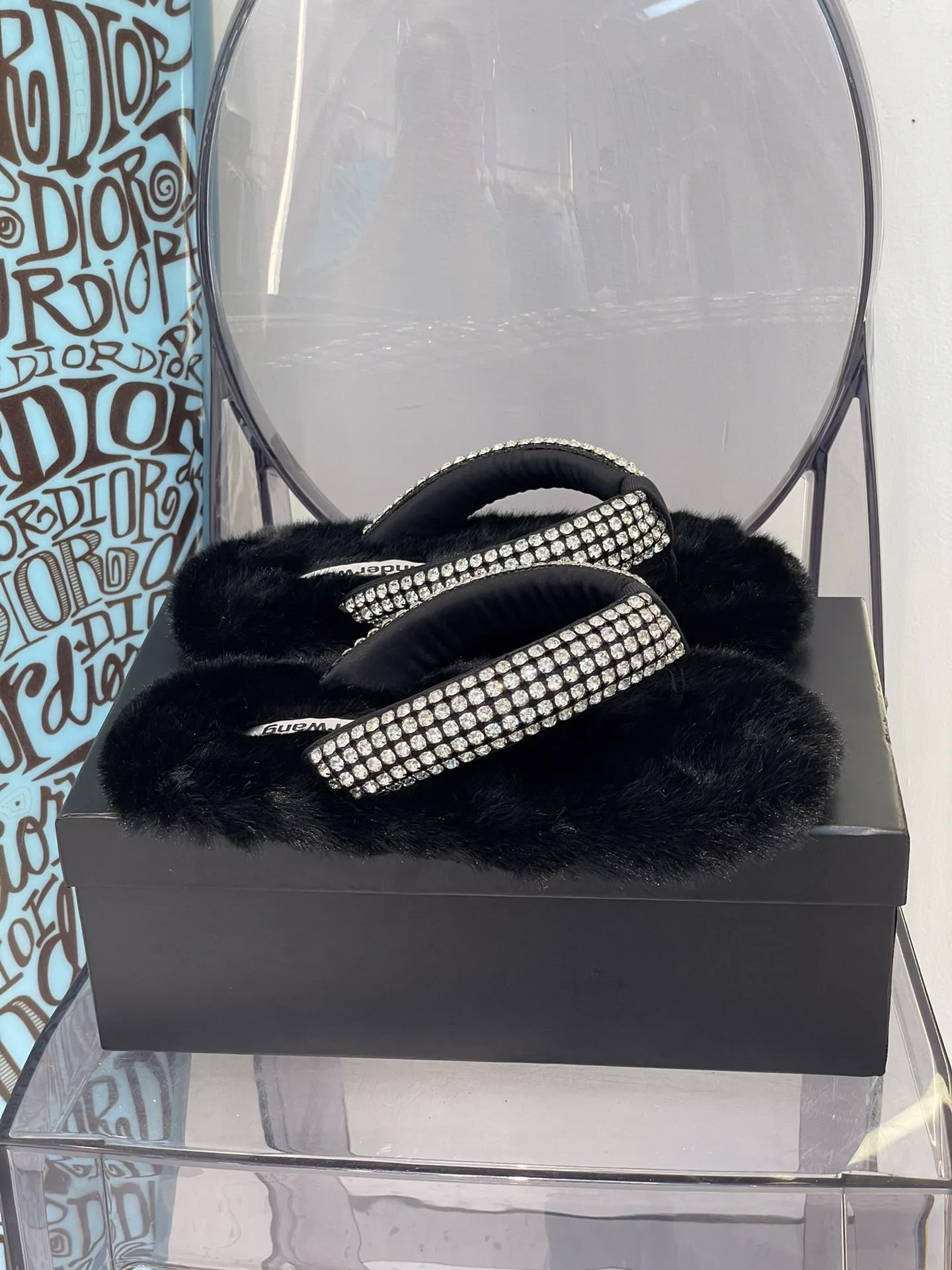 Alexander wang fw21 new arrival～大王2021秋冬超仙單品🧚‍♀️水鑽夾趾毛毛拖鞋，也太太太美了吧！