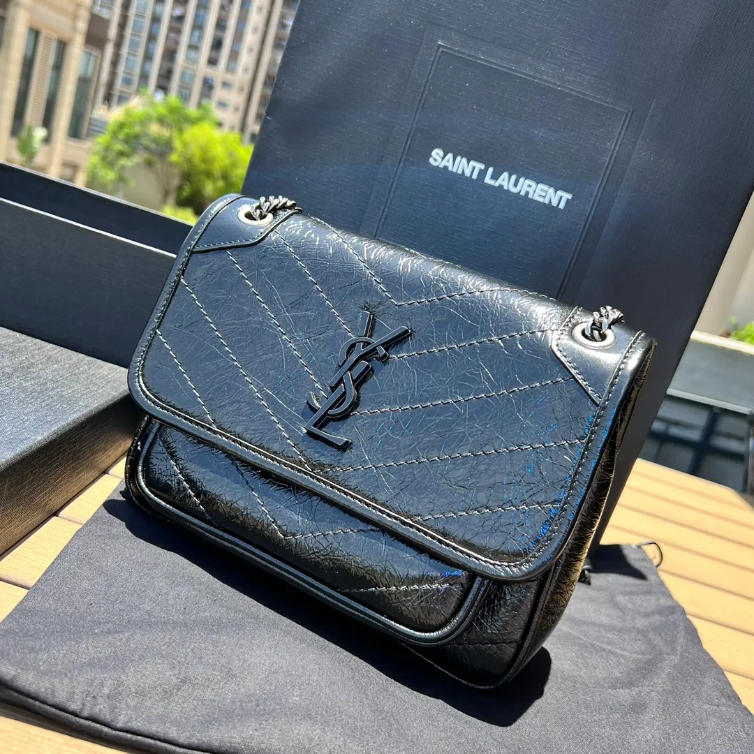 尺寸：21×16×7.5cm（061100898）YSL海外渠道資源特供NIKI手袋❗️Niki褶皺皮質mini復古皮革鏈條包，要說近兩年 SAINT LAURENT最火爆的包袋，NIKI榜首地位無可撼動！