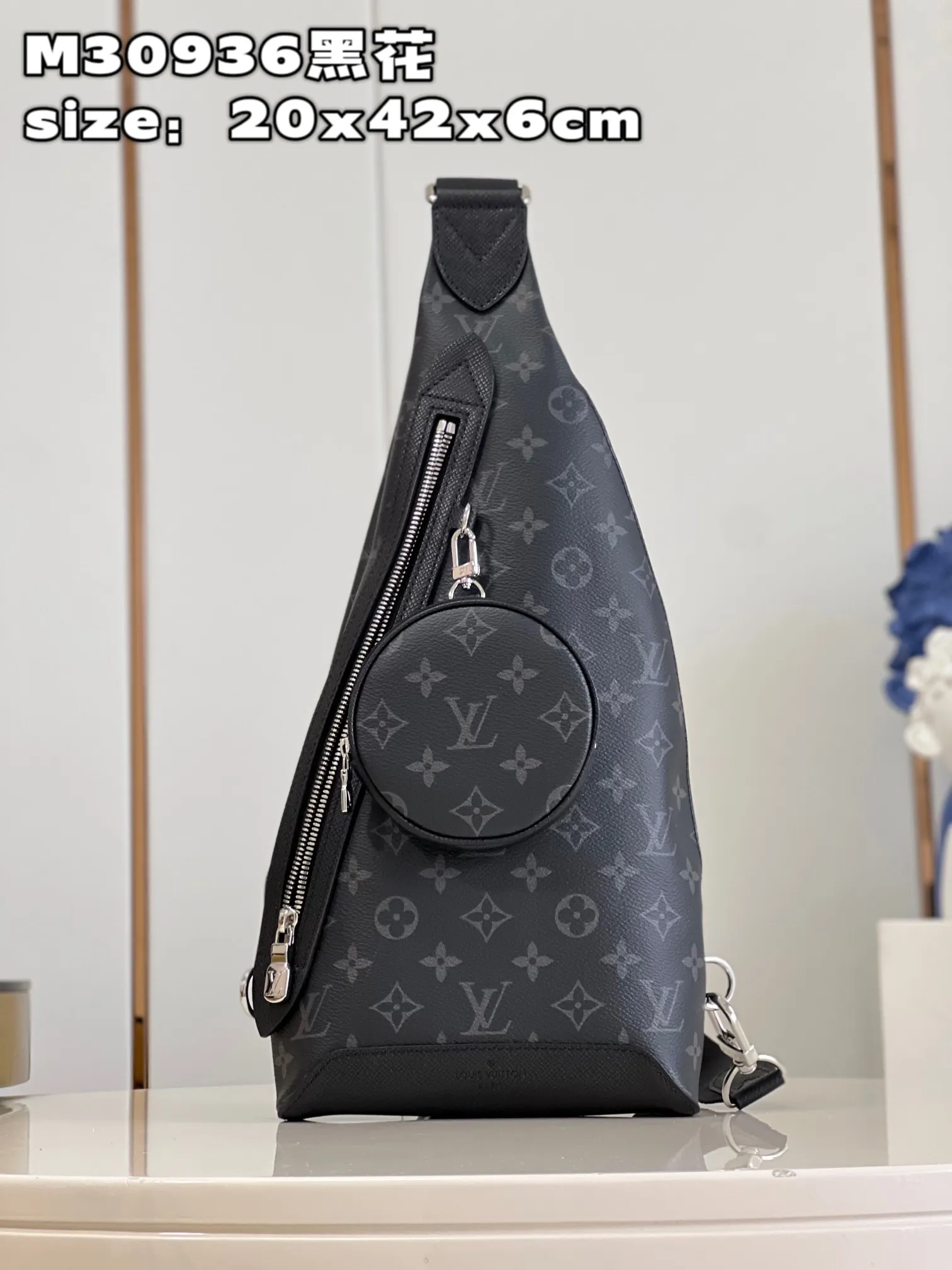 原單複刻M30936 Duo 單肩包拼接 Monogram 帆布和 Taïga 牛皮革，設有存放零錢或其他所需的可拆卸拉鍊袋和拉鍊側袋，以悠閒格調詮釋多元潮流理念，提供傳統雙肩包之外的隨行之選。 