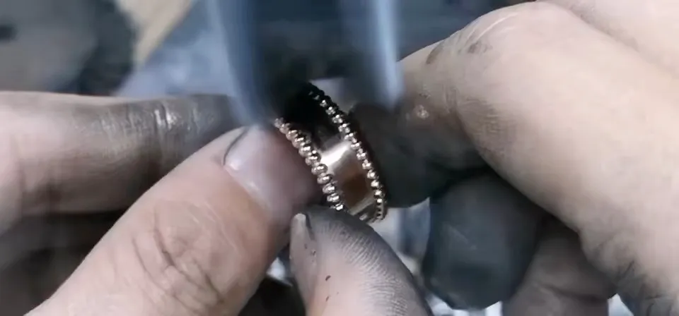 匠心工藝視頻1⃣️🔨𝐂𝐍𝐂圓鑽數控複合車洗技術一體成型 永不脫落 純手工操作 費時費力 工藝難度極高 重工出品