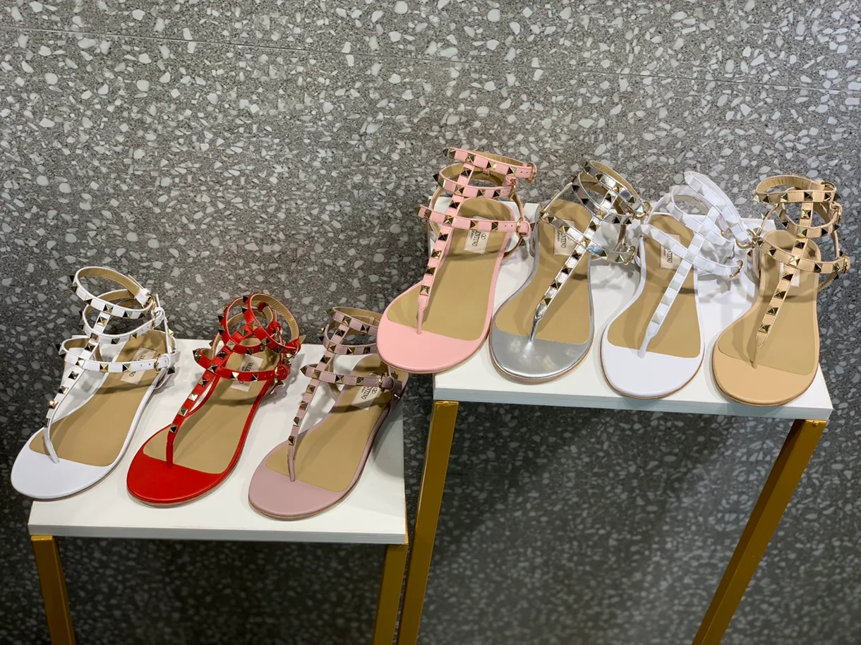 VT 2019ss最新，羅馬夾腳涼鞋，獨家款，上腳超仙超美，每個女孩都會入手一雙，好貨不怕等，下單需2-3天出貨，急單不接哦。 