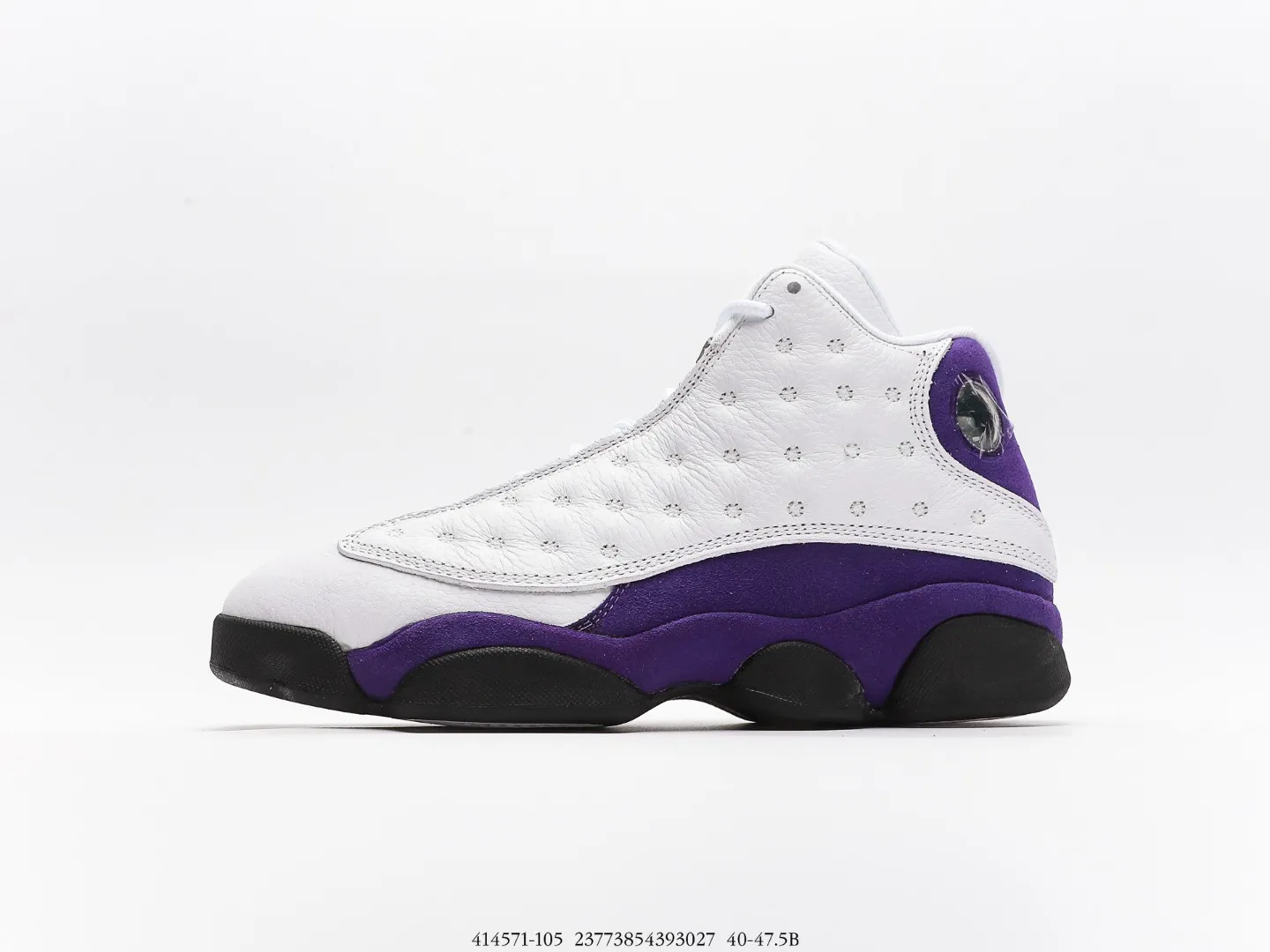 喬丹Air Jordan 13 “Lakers”紫金湖人隊採用了白色皮革構建清爽的視覺主線,鞋身的紫色部分以及鞋底的黃色細節,不僅頗具活力,也營造了熟悉的 Lakers 湖人隊氣息。