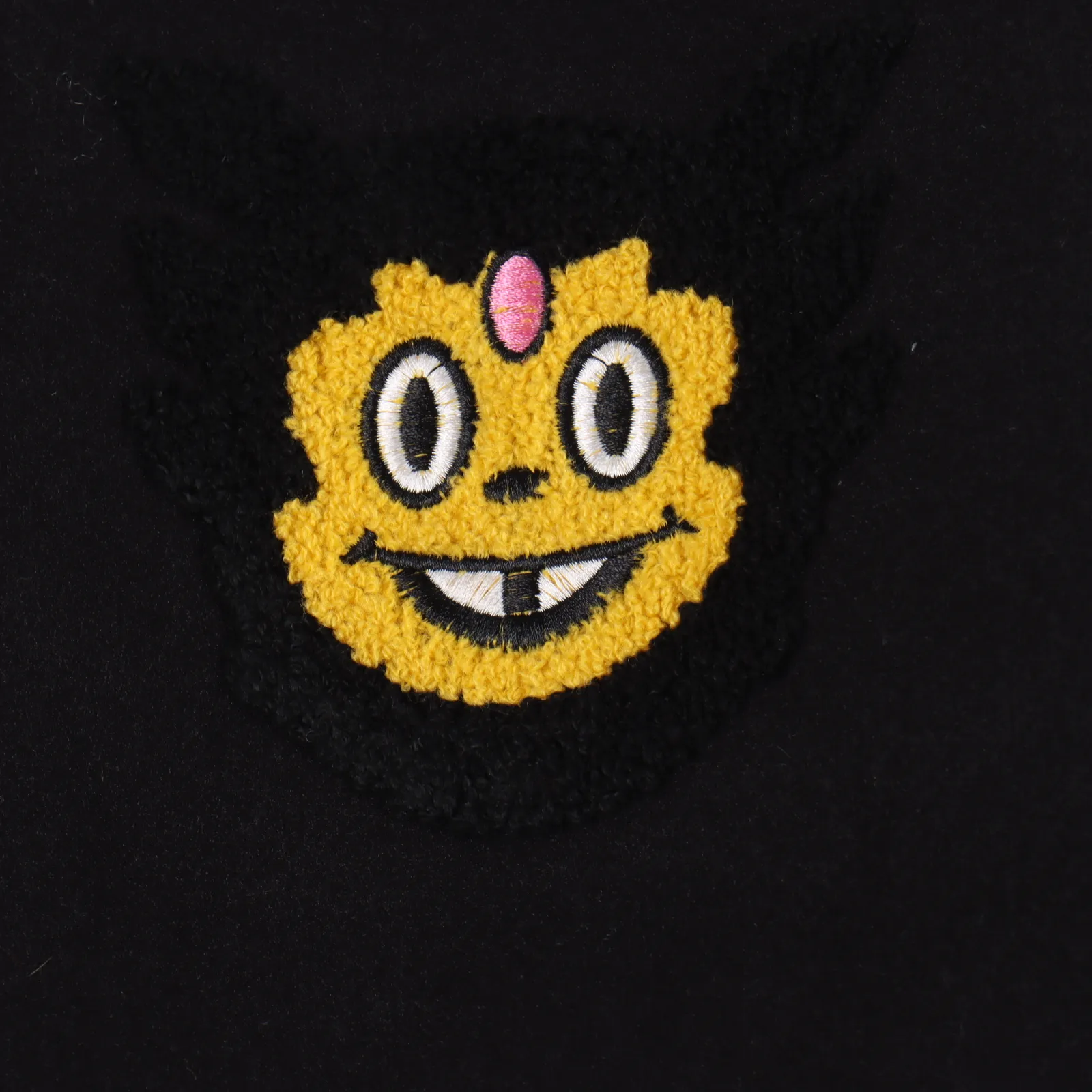 Human Made 小怪獸刺繡棒球服 面料採用克重超高的羊毛混紡材質,整件衣服最難調整到位的不是面料也不是什麼三標,而是這種刺繡細節,前前後後打樣不下6遍,顏色和字體及位置完全還原,後背刺繡為進口田島機萬針刺繡,針腳細細密密,整體走繡九萬針,冬天完全不用擔心冷,口袋布也採用了與里布同材質的彈絲斜紋面料,領口下擺定制彈力不起球,定制的鋼琴烤漆質感銅扣,全套輔料五金水洗客訂,每一道縫每一針都要做到一公分4.5針,完美還原無差別,左右兩個米白PU皮包邊插袋,撞色的設計高級感十足,袖口和下擺螺紋均採用純棉密織,足夠硬挺不軟榻,前後除基礎的刺繡外,其他的細節也頗為豐富,落肩廓形的設計,滿足多人群的身材要求! Size:S-XL 編碼:SKK121382