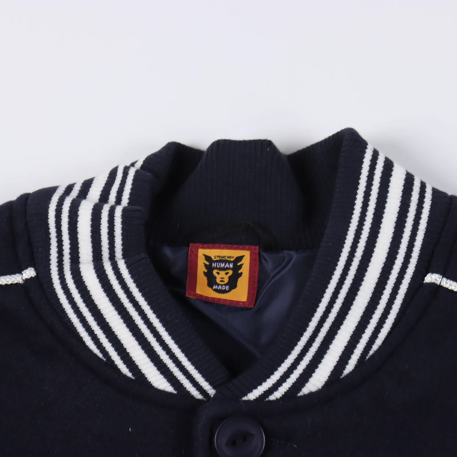 Human Made 愛心鴨子刺繡棒球服 面料採用克重超高的羊毛混紡材質,整件衣服最難調整到位的不是面料也不是什麼三標,而是這種刺繡細節,前前後後打樣不下6遍,顏色和字體及位置完全還原,後背刺繡為進口田島機萬針刺繡,針腳細細密密,整體走繡九萬針,冬天完全不用擔心冷,口袋布也採用了與里布同材質的彈絲斜紋面料,領口下擺定制彈力不起球,定制的鋼琴烤漆質感銅扣,全套輔料五金水洗客訂,每一道縫每一針都要做到一公分4.5針,完美還原無差別,左右兩個米白PU皮包邊插袋,撞色的設計高級感十足,袖口和下擺螺紋均採用純棉密織,足夠硬挺不軟榻,前後除基礎的刺繡外,其他的細節也頗為豐富,落肩廓形的設計,滿足多人群的身材要求! Size:S-XL 編碼:AKA100482