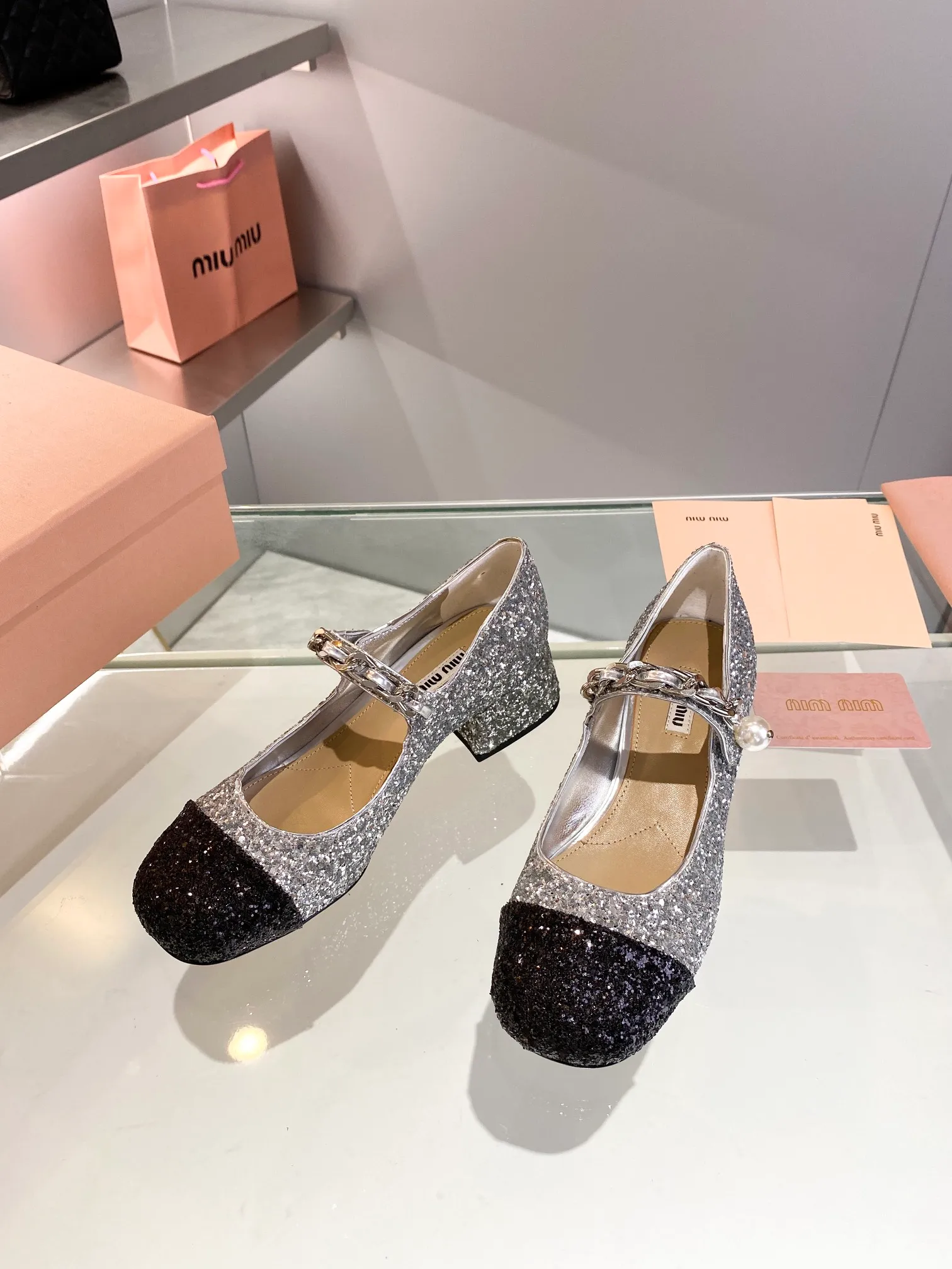 頂級品質 Miu Miu2022秋冬新款新品🎊🎊全新超美水鑽鑽花裝飾搭配 🎶時尚淑女氣質十足 雙色拼接 又不乏美豔色彩😘外側附帶彈力像巾 上腳非常方便▪️鞋面:進口格力特▪️墊腳/內裡:進口山羊皮.上腳非常方便 跟高:7cm.4.5CM平底3個跟高▪️意大利進口牛皮大底 ▪️Size:35-39. （4-40定做）