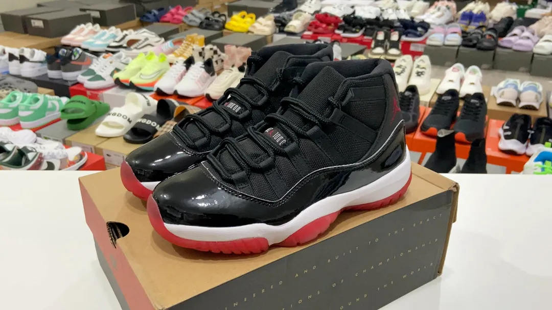 高版本真碳喬丹 Air Jordan AJ11 Low “Rose Gold”黑白低幫實戰籃球鞋 經典的黑白主題不用多說,公牛隊的象徵深入人心,鞋身將以大漆皮的設計呈現,與前幾年發售的所有 Air Jordan 11 採用相同的規格。