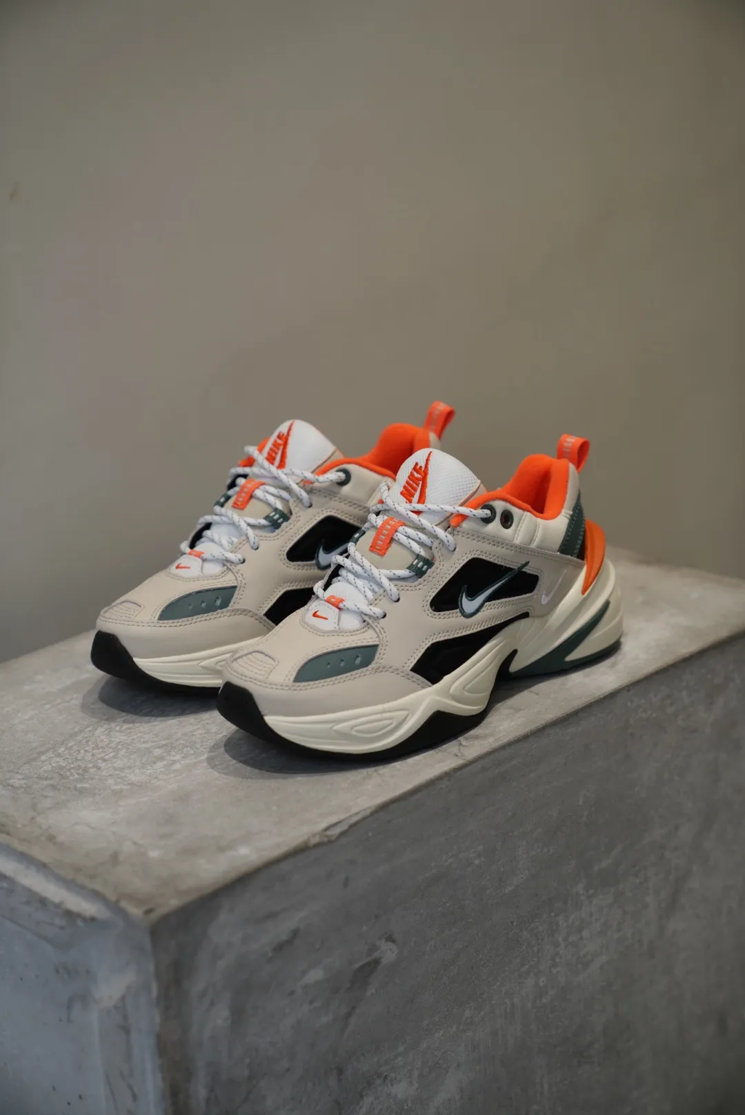 🔥 NIKE M2K Tekno老爹鞋-灰橙🔥 說起老爹鞋那就不得不提這雙經典的複古鞋款M2K,無敵好穿、好看、好搭就是它了❗️鞋面選用皮革和織物面料拼接而成,寬厚的發泡橡膠中底,腳感非常舒適又能起到增高的效果❗️⚠️獨家原廠正品渠道出貨,區別市面所有fake版本,接受對比❗️ ⚠️尺碼:36、36.5、37.5、38、38.5、39、40、40.5、41、42、42.5、43、44❗️