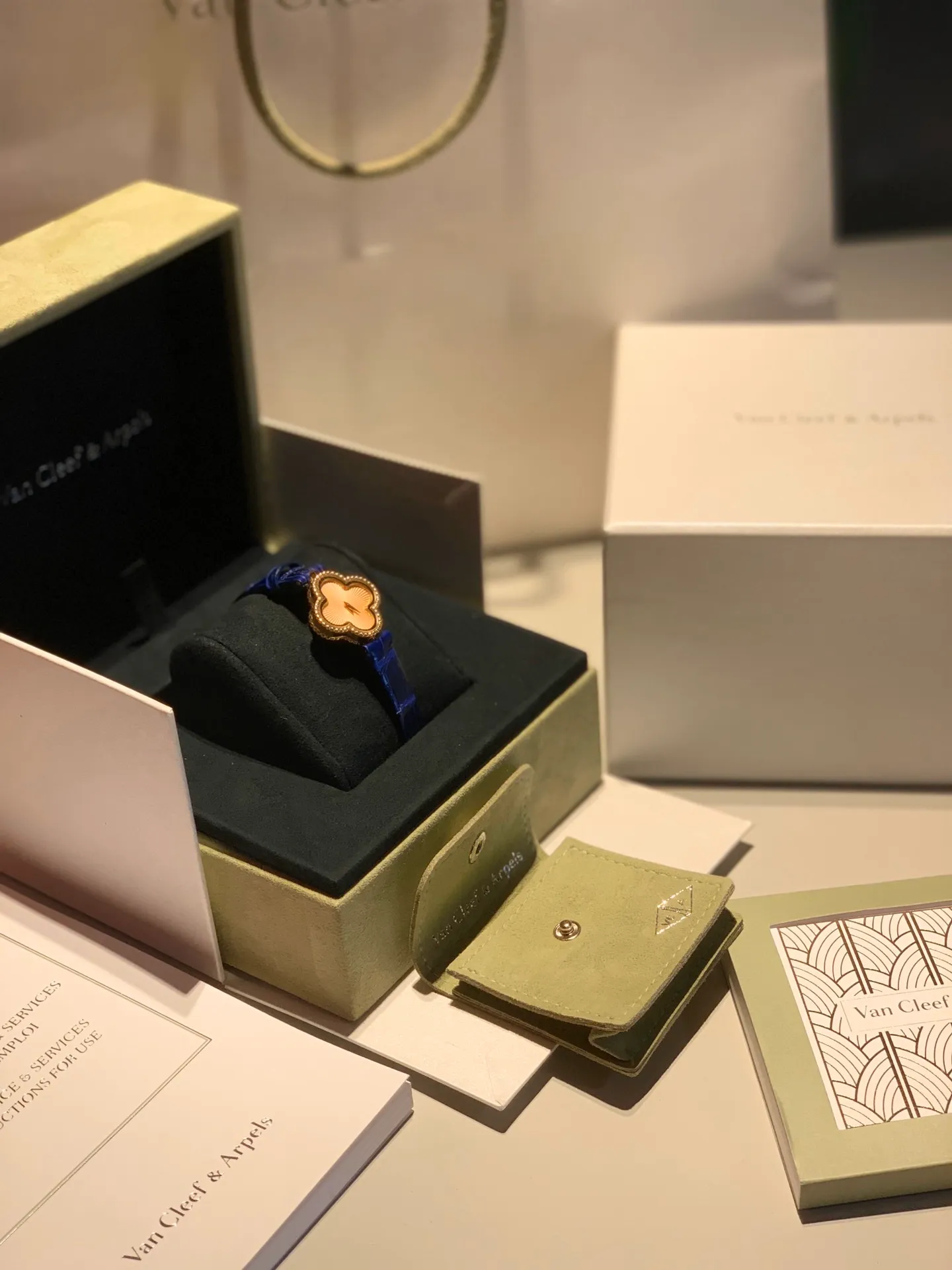 V&A廠2020年最新品梵克雅寶“Sweet Alhambra ”系列表達幸運、健康、財富、愛慕等美好寓意 “每一分每一秒幸運相隨” V&A廠重新詮釋護身符一般的四葉草,按照ZP打版,採用分件珠寶工藝 這是專櫃最新出迷你小錶盤27mmx 22.7mm美洲鱷魚皮錶帶 7色鱷魚皮錶帶可選 酒紅、大紅、蜜桃、寶藍、黑色、天藍、白色 小小的錶盤超級精緻 專櫃級別做工 zp一比一做工 全手工打磨拋光珠寶工藝 18k金電鍍錶殼 調時間的表冠則隱藏於表背 讓錶殼保留完整的四葉草輪廓 原裝瑞士石英機芯 有黑色瑪瑙、母貝天然石、黃金放射3種錶盤 很精緻很高級 好不容易熬了幾個月等到來貨迫不及待分享給大家,全手工打磨出貨特別特別的慢慢慢…喜歡的必須早點下手預定四葉草是會給大家帶來好運的哦 ❤