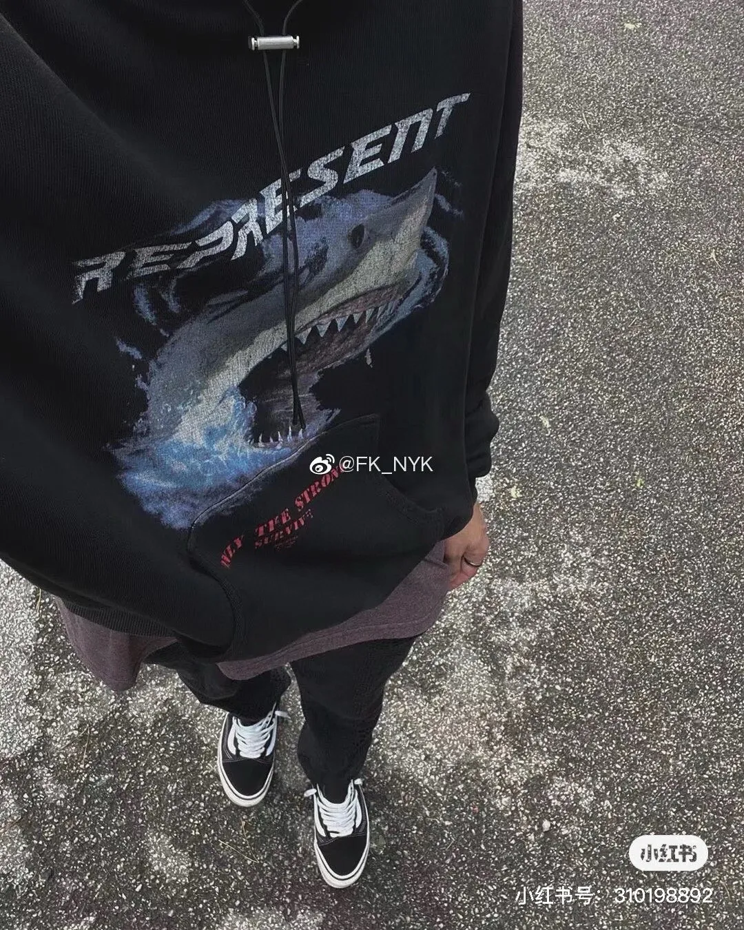 Represent 24FW 鯊魚連帽衛衣帽衫 細節滿滿的一款帽衫 採用32s全棉精梳長絨棉 水洗後克重在420g 表面蝕毛 成衣水洗 數碼直噴印花 水洗後有自然做舊效果 帽子袖口下擺局部做舊 並非整體做舊 下擺還有一個白銅卡扣 開模定做1w個 尺碼:S-XL 編碼:SKK102122
