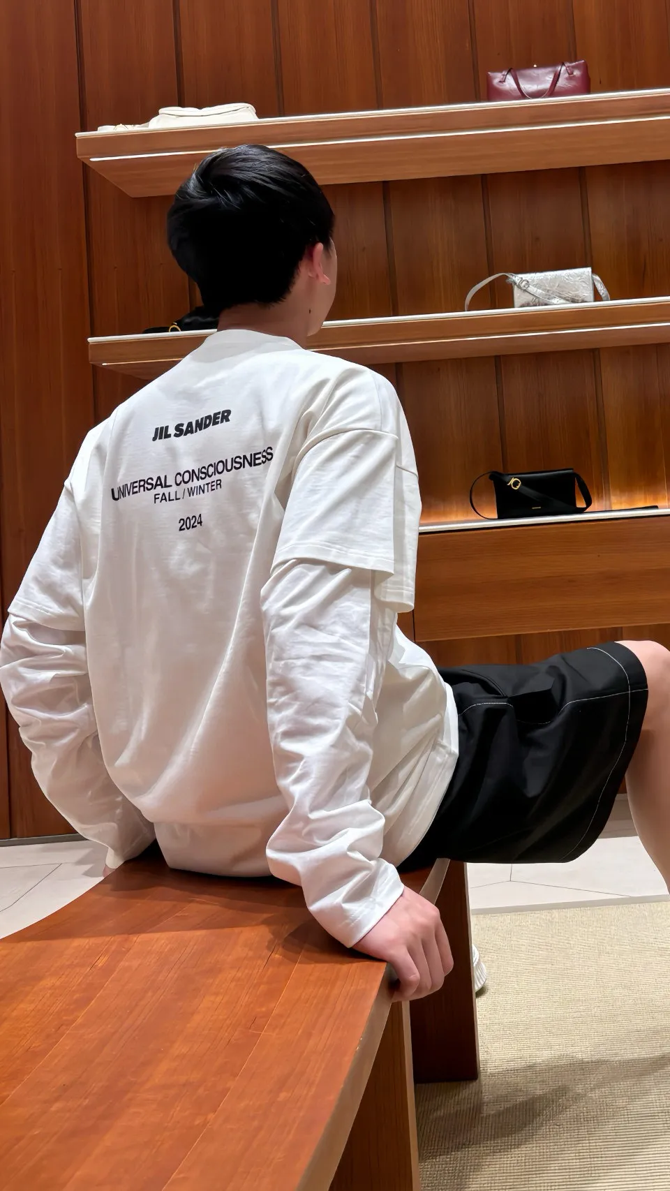 Jil Sander 24Fw 後背字母真兩件長袖 面部採用26s230g精梳棉,底部常用40s180g高密度爽滑棉,全棉材質定織,對版定染顏色,雙面燒毛無塵食毛工藝,做工手感絲滑,上身舒適,整件衣服使用雙層設計,兩件衣服合成一件衣服,成本直接翻倍,印花處採用進口膠漿絲網印,清晰無毛邊,時尚感超強,整體效果視覺簡約高級,注意,不是常規拼接假兩件,而且兩件衣服套在一起,面料用量大,版型裁剪設計讓上身不會太臃腫,簡單基礎的搭配單品,不用費心搭配就可以上身,男女同款,定制輔料三標 Size:46/S 48/M 50/L 52/XL 編碼:YIJ090712