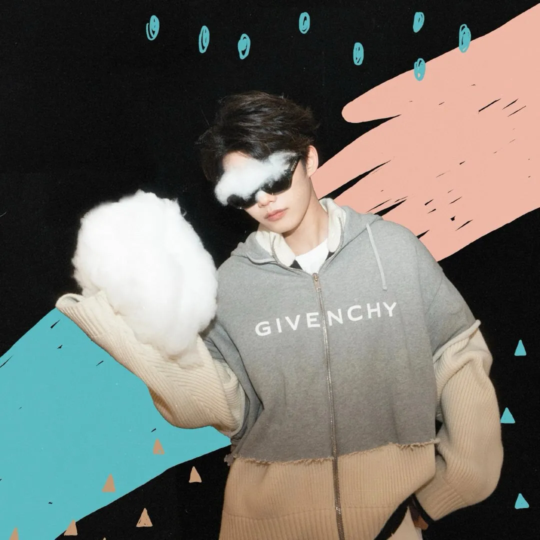 Givenchy紀梵希GVC 23FW 層疊拉鍊連帽衛衣                原版1：1打版，採用定制55羊絨，定制色織灰色衛衣料，定染黑色衛衣料，從拿到原版至今，不斷打版，足足花費5個月，，極其重磅的一款，整件衣服重達4斤半，上身層層迭迭，採用人工純手工膠印，質量更為穩定，做工繁瑣，耗時長，手工縫製人字織帶，做工複雜，耗時長，日產量低，衣服多處磨破均純人工磨破，做工繁瑣複雜，定制8號字母拉鍊頭、LOGO插銷、活性黑帽繩，寬鬆版型                Size：S-L                編碼：FNC120664
