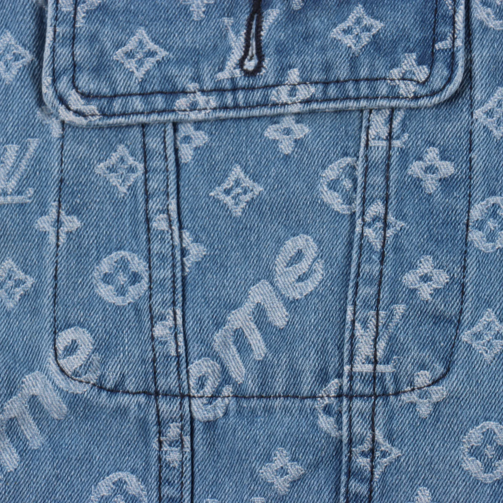 Louis Vuitton & Supreme 聯名提花滿印牛仔外套                男女同款 SUP&驢家合作款從來就不曾讓潮人失望過 從布料的質量選擇，細節的剪裁，花型的搭配都無可挑剔！