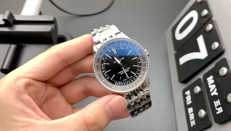 V7百年靈