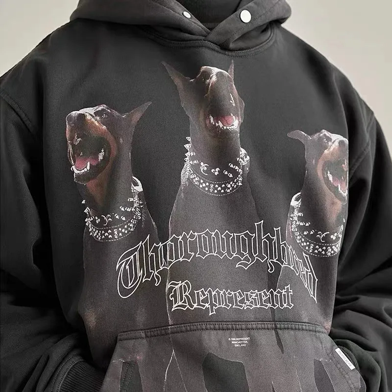 Represent 24FW 杜賓犬連帽衛衣帽衫 面料採用32s純棉雙紗精梳長絨棉衛衣毛圈布 水洗後克重為水洗後450g 全程定織定染 袖口螺文為2*2純棉無彈螺文緊密紡 與大身面料同缸定染0色差 印花為膠漿印花 前後均為一套色膠漿印花 表面再上一層防護漿料機洗也不會開裂 定制包裝輔料 尺碼:S-XL 編碼:XLB091142