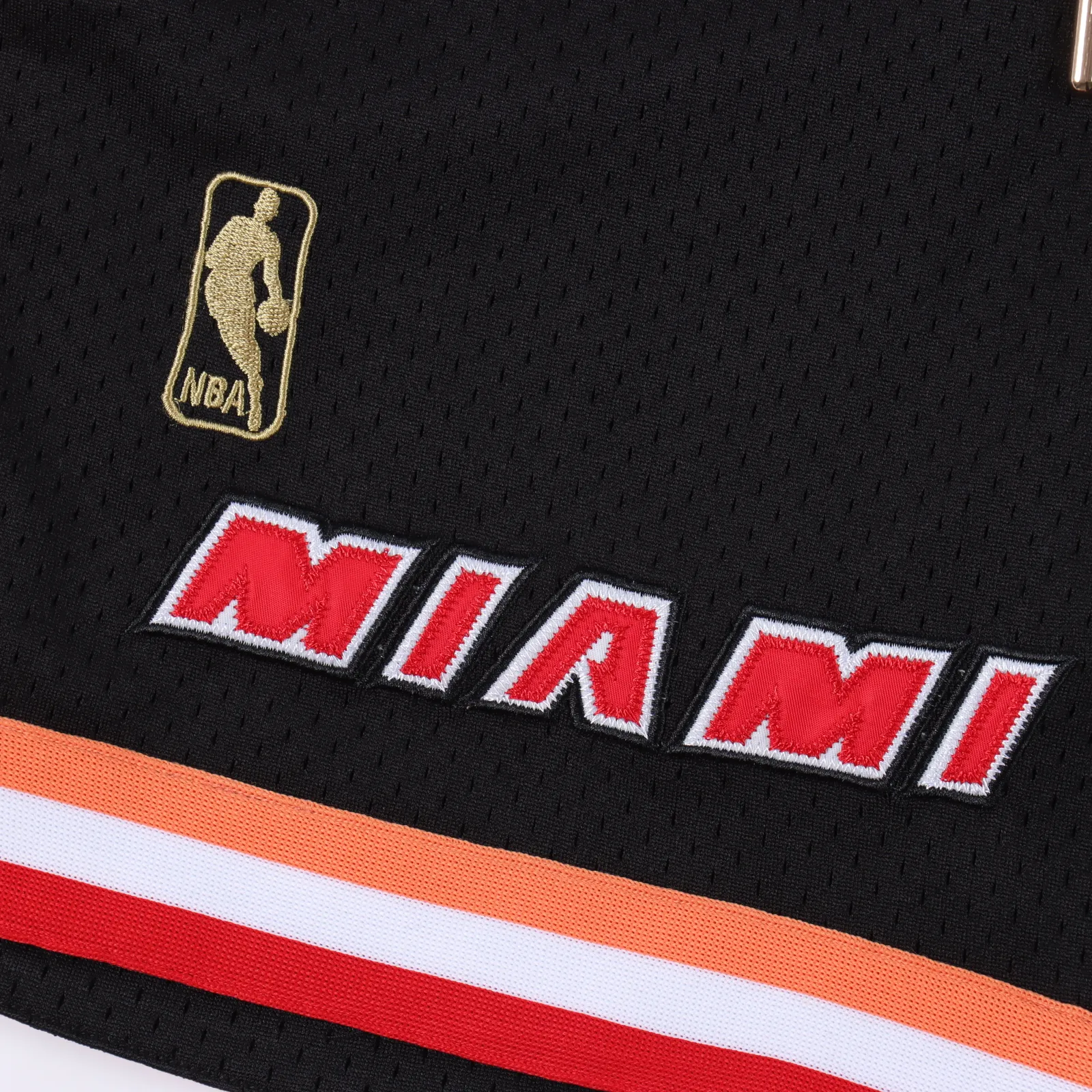 Just Don / NBA 聯名熱火籃球短褲五分褲                由Don C所主理的街頭品牌Just Don，Just Don 的主理人是 Kanye West 的 DJ所創立的高端街頭品牌 他的複古短褲一直是很多小伙伴的喜愛 詹姆斯上身後 就引起了很大的轟動 面料工藝：定織足足的240g網眼面料 整條褲子重量達到1.5斤左右，只有達到這個重量才能有鬆垮的下垂感，不僅僅是克重這麼簡單，網眼形狀為刀割細線狀。