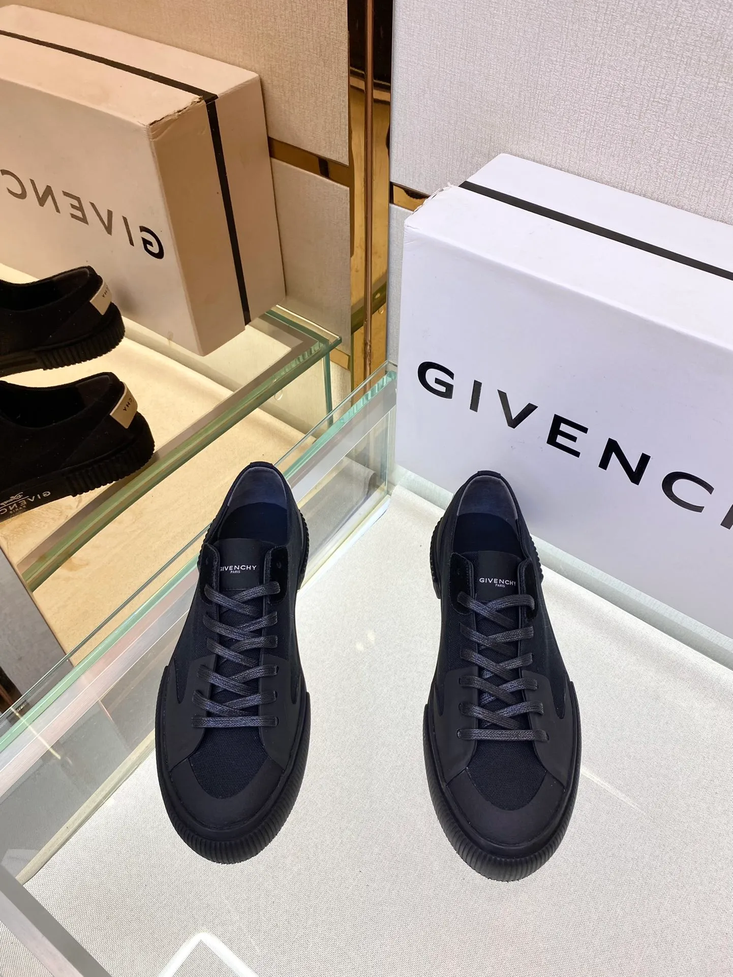 頂級版本Givench*新品板鞋牛皮CITY運動鞋  採用進口牛皮打造，鞋舌金屬銘牌鐫刻GIVENCH* LOGO。