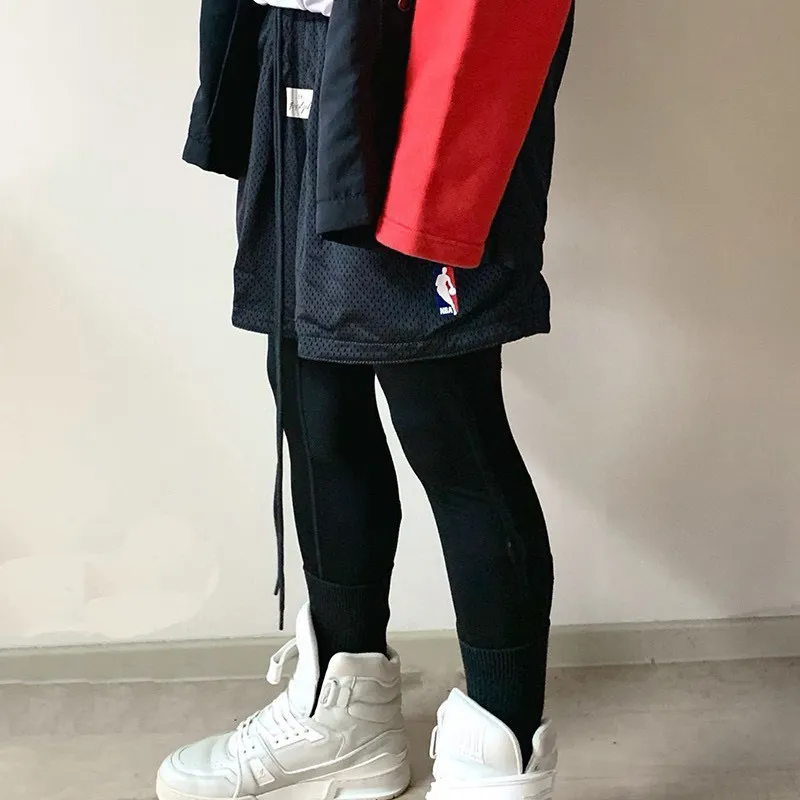 Fear of God x NIKE x NBA 21ss Fog耐克NBA三方聯名網眼美式短褲                這款是JERRY在鉤子最後的創作，以後也不會再出現類似的設計，                外面是網格材質，內裡是採用了梭織布，定織定染高纖高密度網眼布，整條短褲雙層設計，                不會透光，透氣性非常好，手感非常好，彈力褲腰頭，磨砂Logo繩頭，                單獨定制的聯名梭織洗標，定做立體麂皮主標，側邊拉鍊口袋 刻字拉鍊頭，                NBA高溫滴膠標，進口田島專機高密度刺繡，一條網眼短褲，看著輕薄，                實際很有分量，短褲重量800克，接近一公斤，全套定制輔料，依舊是大家所能接觸到的最好的版本                顏色：黑色，杏色                Size：M-XXL                編碼：BOK072751