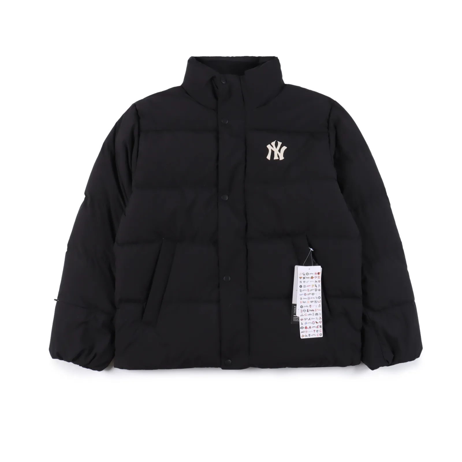 Mlb 23Fw NY小標貼花刺繡羽絨服                -高端80絨，充實且蓬鬆                主打年輕化，街頭感和休閒味兒的風格，情侶款羽絨服，款式多為寬鬆版，室內戶外隨意混搭，理念是讓日常更嘻哈，讓時尚更隨意，面料採用客供的高密度定織定染滌綸防潑水材質，進口面料，防風3級認證，防潑水4級認證，80鴨絨填充，充絨量非常高，每個部位都很精細，充完絨再進行接縫接口，防止鑽絨，然後不斷的拍絨持續五分鐘，保證羽絨可以充滿每一個角落，每一個格子填充都很飽滿，彈力延長袖口設計，防風性妥妥的，錦綸面料非常絲滑不會起靜電，口袋內裡都是豎條絨布的，冬天手伸進去也是不懼寒冷的，胸前拉鍊口袋設計，拉鍊都是定制的帶Logo拉鍊頭，開合順滑兩端全部進口機加固很耐用，定制輔料三標，內裡洗水標附帶二維碼                Size：XS-XXL                編碼：CAL111605