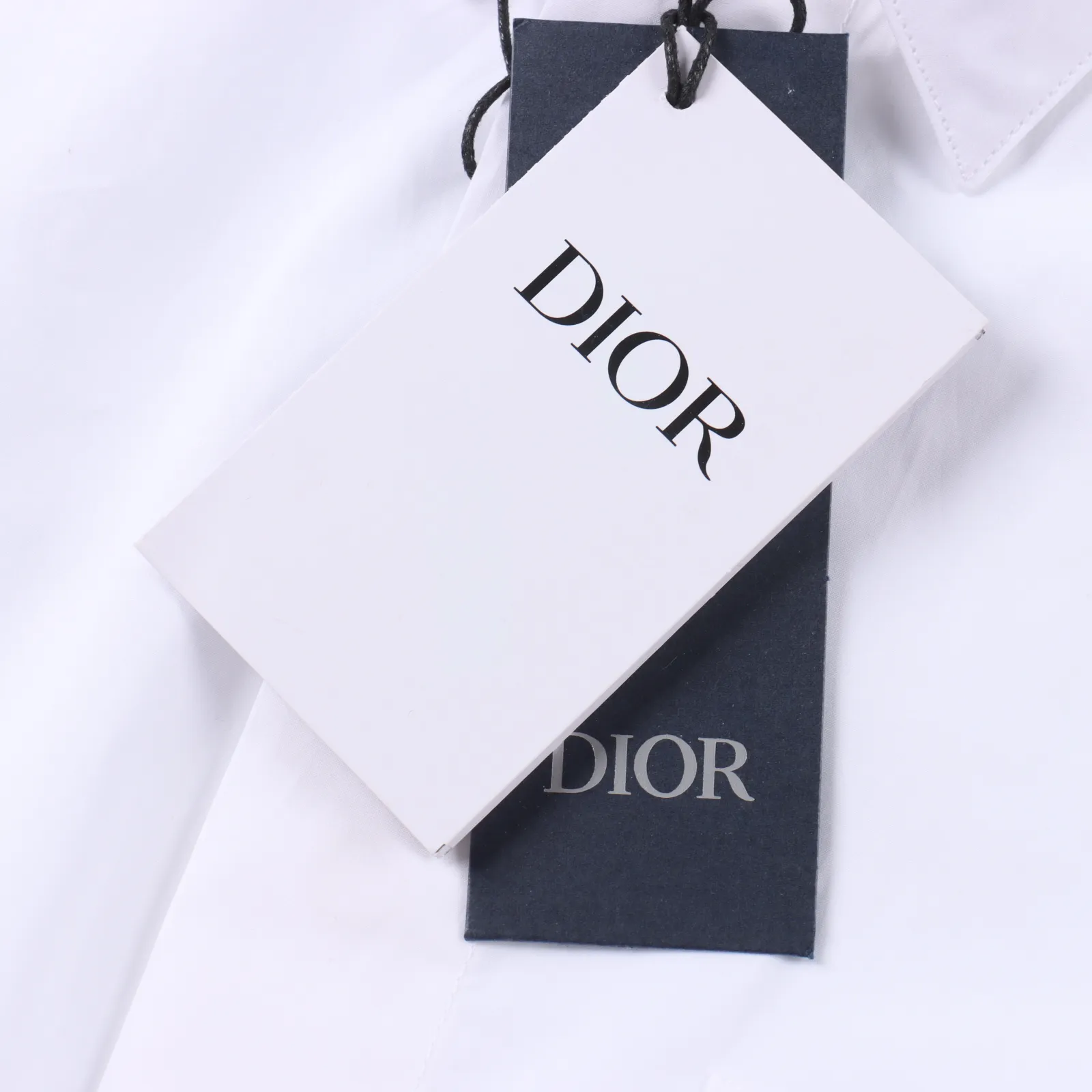Dior Christian迪奧CD 1947刺繡長袖襯衫                定制1:1 Dior高密絲稠襯衫料，採用進口機刺繡工藝，使用先進的計算機控制系統和精密的機械部件，採用側翻埋夾車線工藝，能夠提供優質的縫合效果，人體立體裁剪，回歸傳統工藝手法，通過分割、折疊、抽縮、拉展技術手法，寬鬆版型                Size：38 39 40 41                編碼：FNC063022